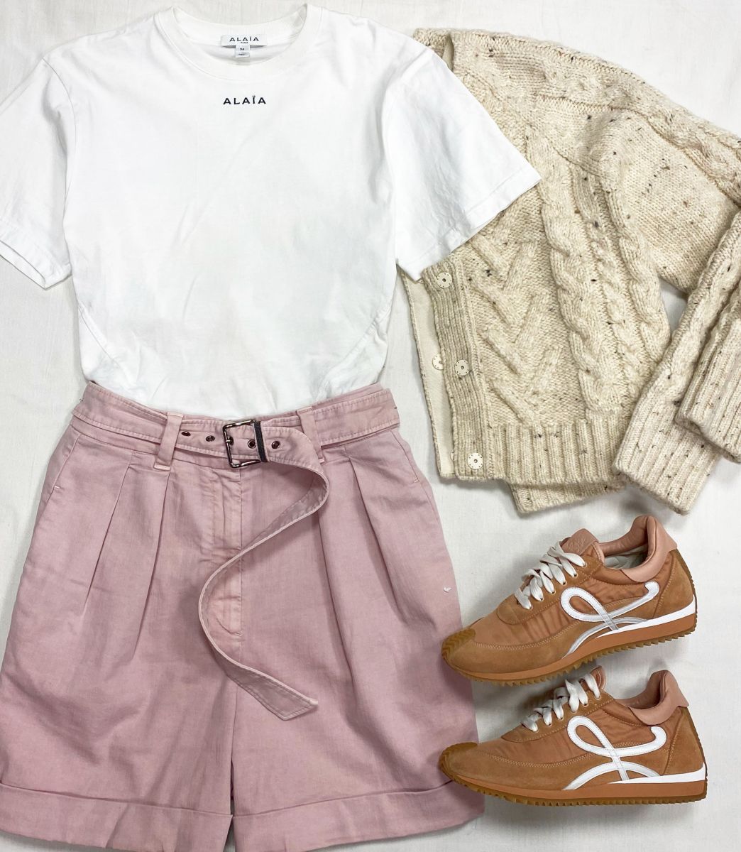 Футболка - боди Alaïa размер 36 цена 23 483 руб Шорты Brunello Cucinelli размер 42 цена 23 483 руб Кардиган Ganni размер L цена 15 655 руб Кроссовки Loewe размер 38 цена 46 965 руб