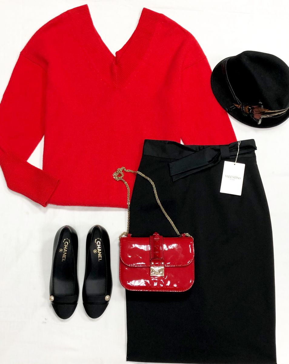 Юбка Valentino размер 38 цена 7 828 руб/ с биркой/ 
Кофта Tom Ford размер L цена 15 655 руб
Туфли Chanel размер 37.5 цена 62 620 руб
Сумка Valentino