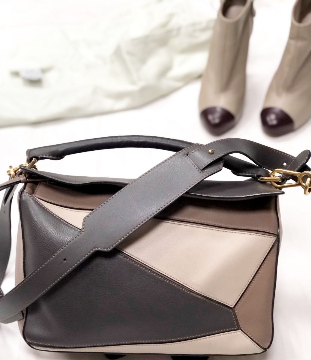 Жилет Chanel размер 36 цена 78 275 руб 
Ботинки Chanel размер 36 цена 39 138 руб 
Сумка Loewe