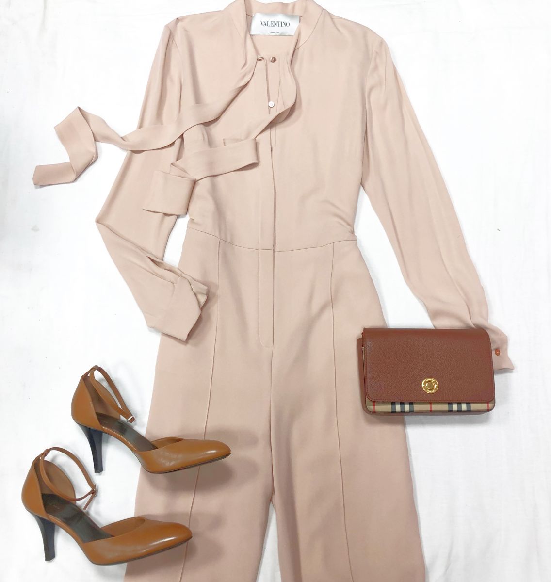 Комбинезон /шелк/ VALENTINO размер 44 цена 15 385 руб Сумочка BURBERRY