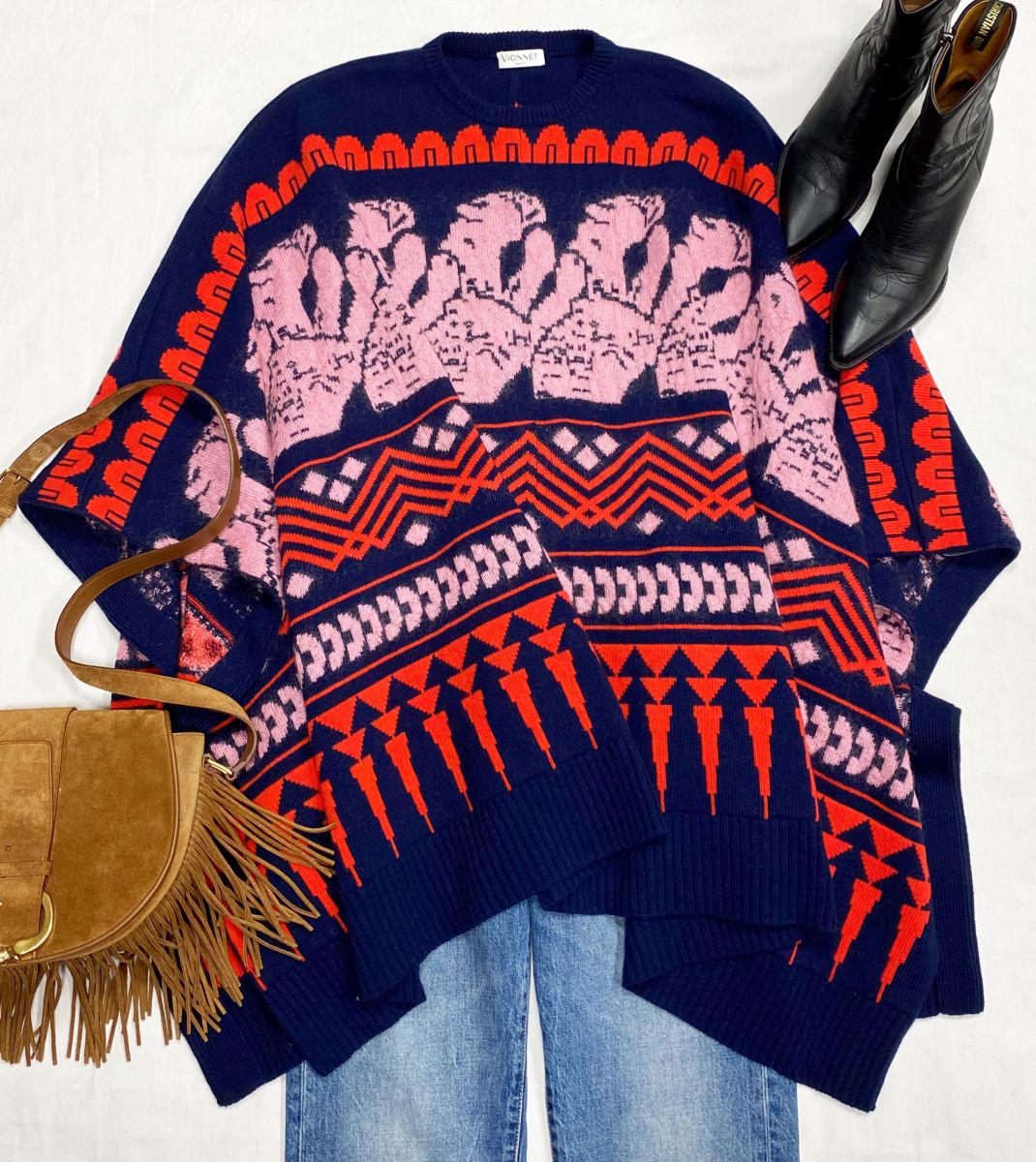 Пончо / шерсть / кашемир / Vionnet размер 40 цена 15 655 руб 
Джинсы Saint Laurent размер 25 цена 15 655 руб 
Казаки Christian Dior размер 38 цена 31 310 руб 
Сумка Celine