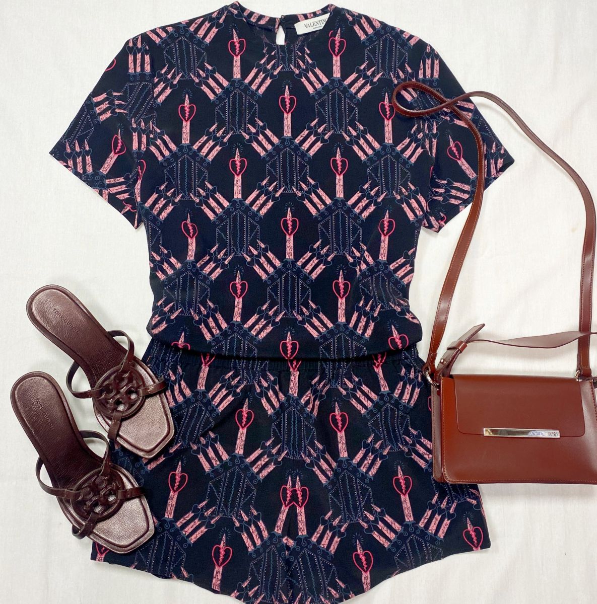 Костюм / блузка + шорты / шелк / Valentino размер S цена 12 524 руб 
Сабо Tory Burch размер 38.5 цена 15 655 руб 
Сумка N21