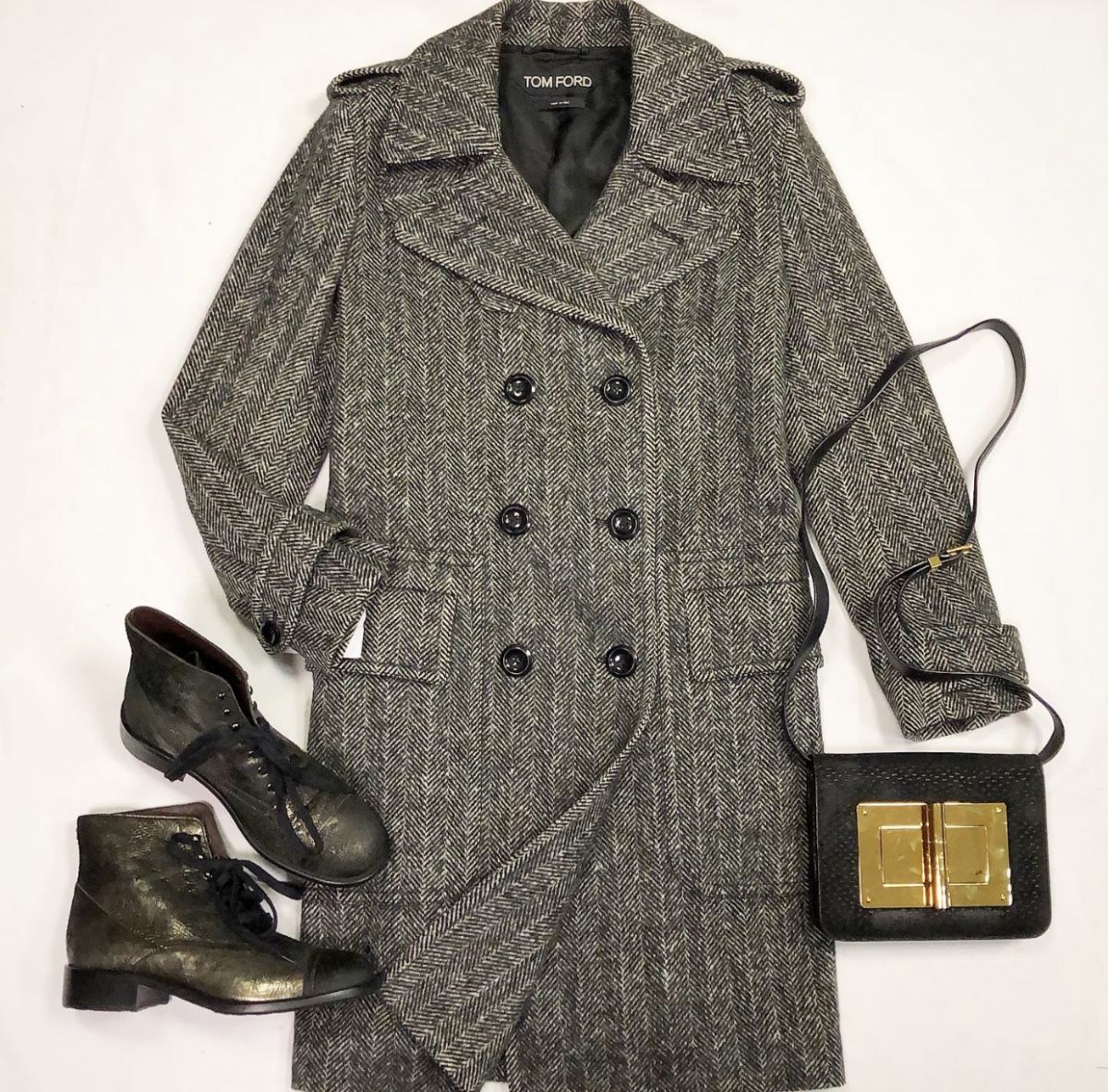 Пальто Tom Ford  размер 40 / 44 / цена 38 463 руб Ботинки Chanel размер 40.5 цена 23 077 руб Сумка Tom Ford 