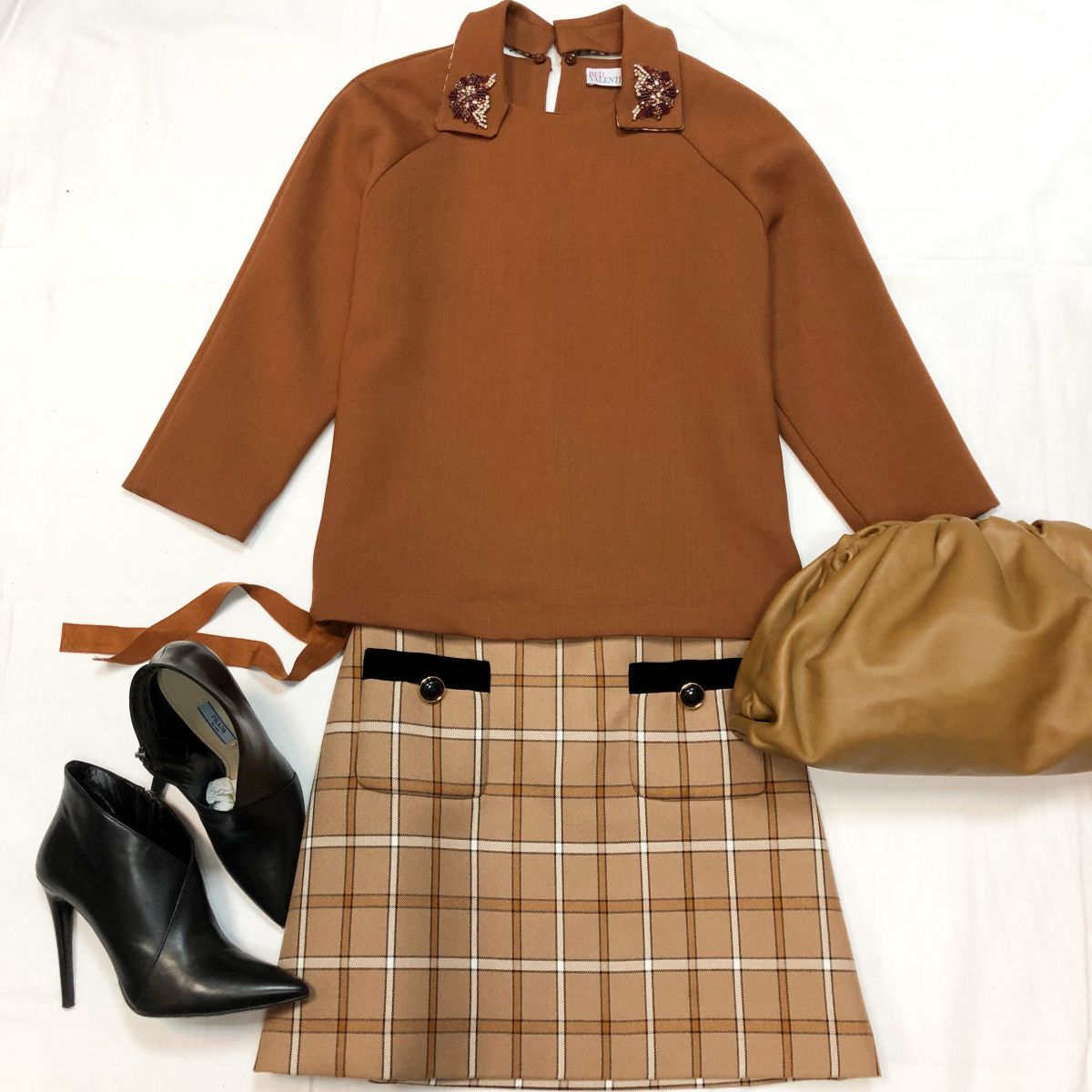 Кофта REDVALENTINO размер S цена 3 846 руб 
Юбка MIU MIU размер 38 цена 12 308 руль
Ботильоны PRADA размер 39 цена 23 078 руб 
Клатч BOTTEGA VENETA