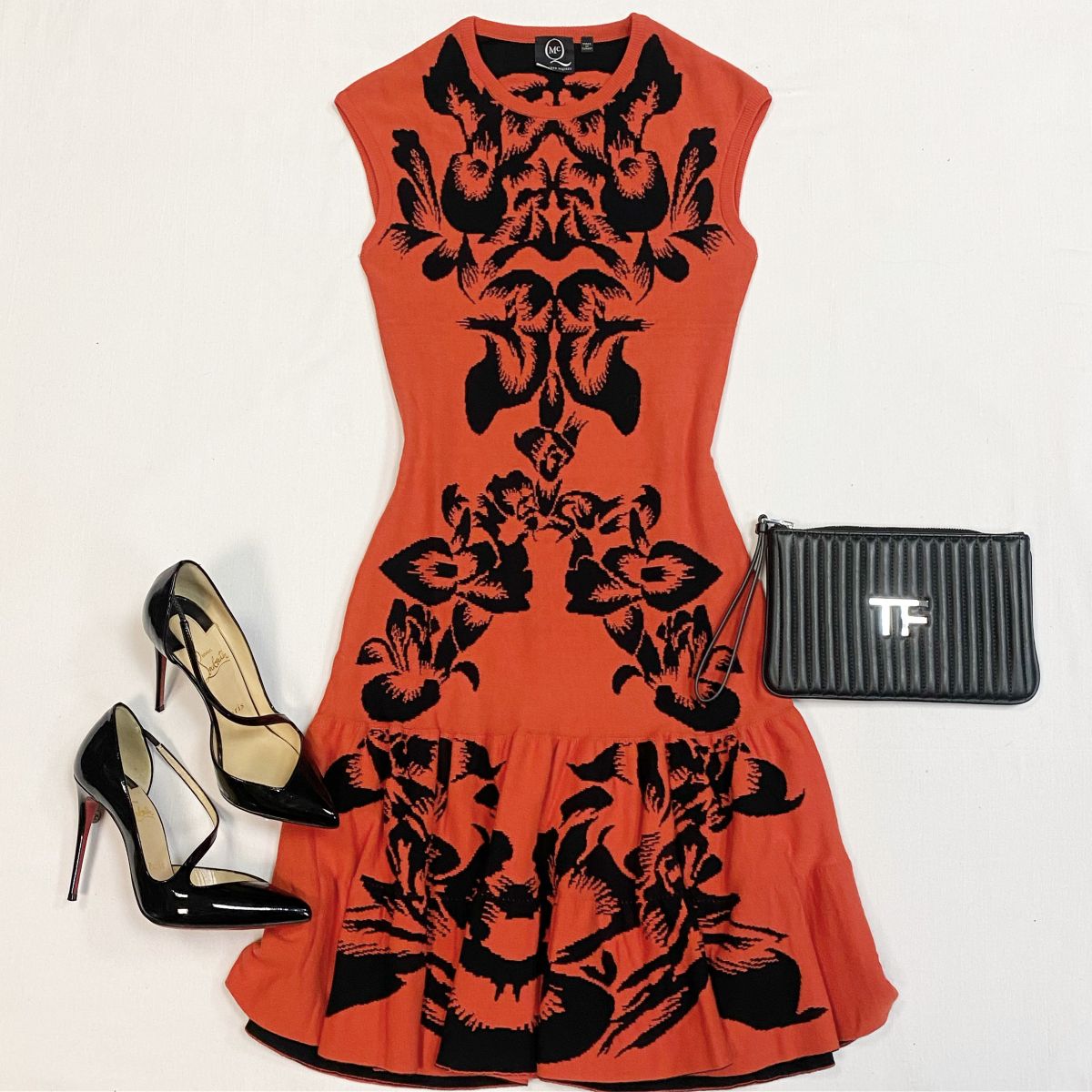 Платье Alexander McQueen размер S цена 7 693 рубТуфли Louboutin размер 37.5 цена 15 385 рубКлатч Tom Ford