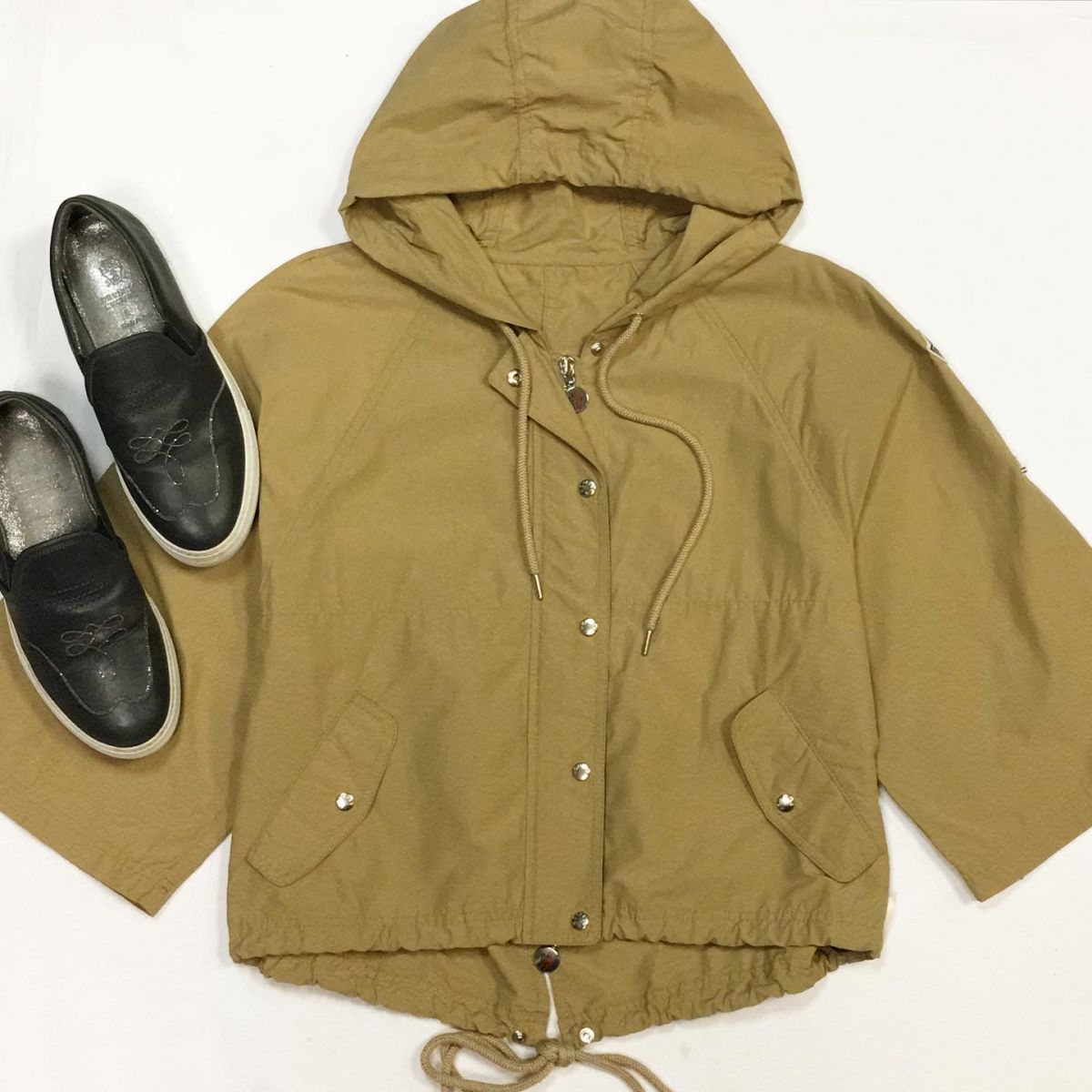 Ветровка MONCLER  размер 0 цена 6 154 рубСлипоны BRUNELLO CUCINELLI размер 37 цена 10 770 руб