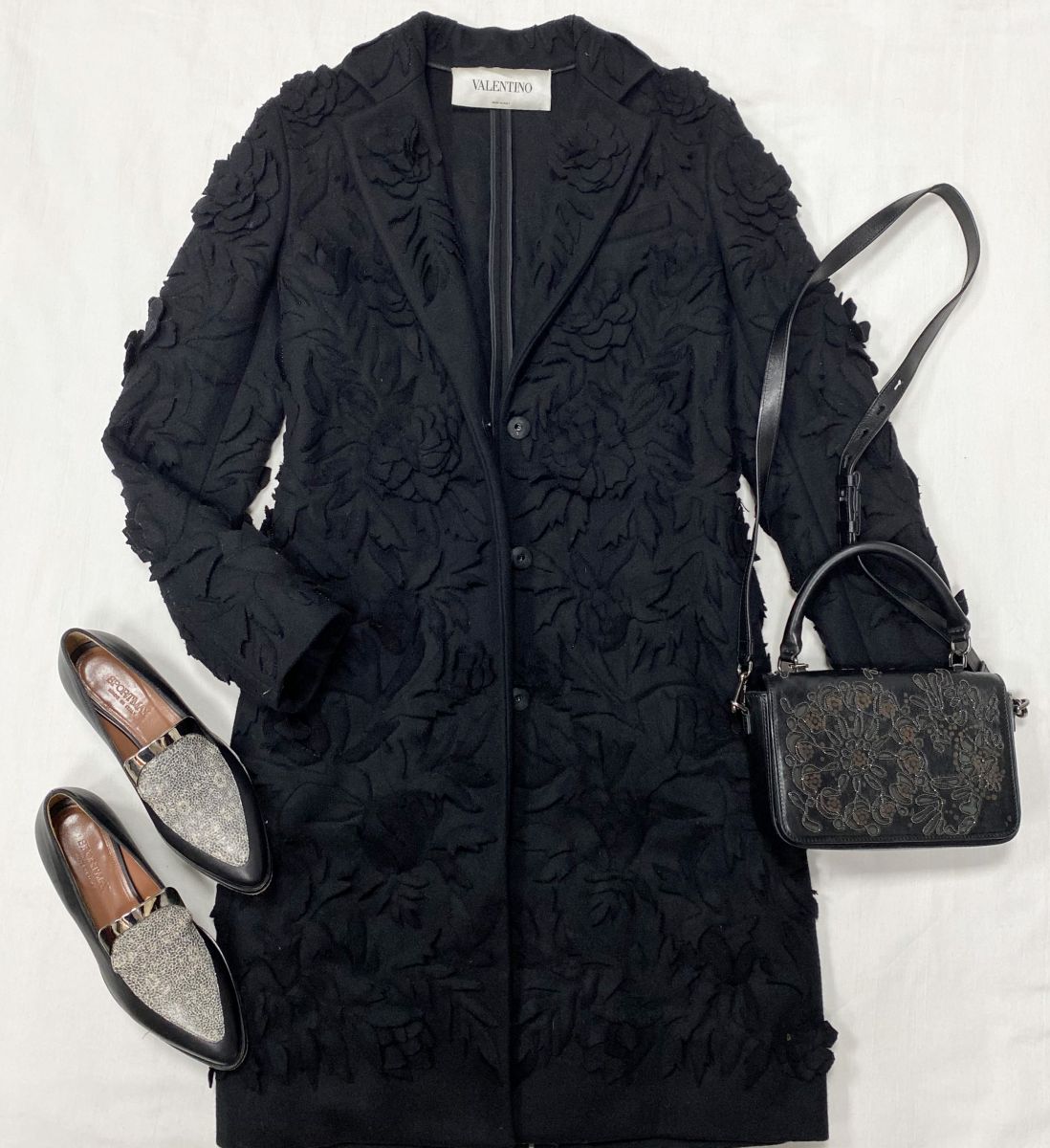 Пальто Valentino размер 38 цена 109 585 руб 
Лоферы Sportmax размер 36.5 цена 15 655 руб 
Сумочка Brunello Cucinelli