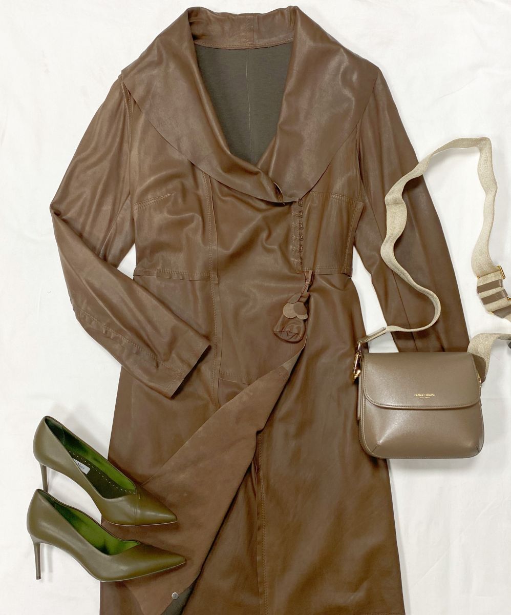 Плащ / кожа / размер 48 цена 15 655 руб 
Туфли Max Mara размер 37.5 цена 23 483 руб 
Сумка Giorgio Armani