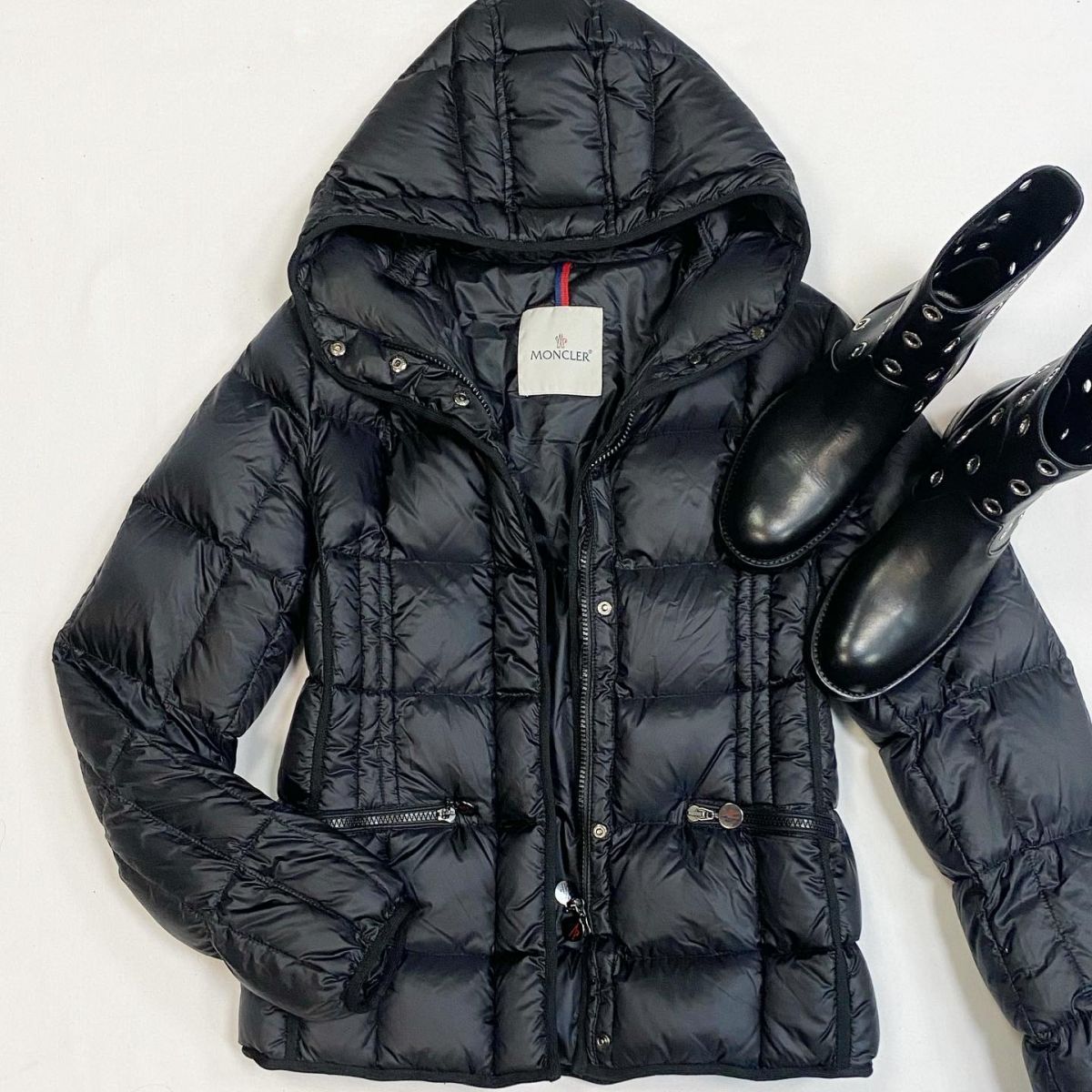 Куртка Moncler размер 1 цена 23 078 рубБотинки Manolo Blahnik размер 38.5 цена 35 386 руб