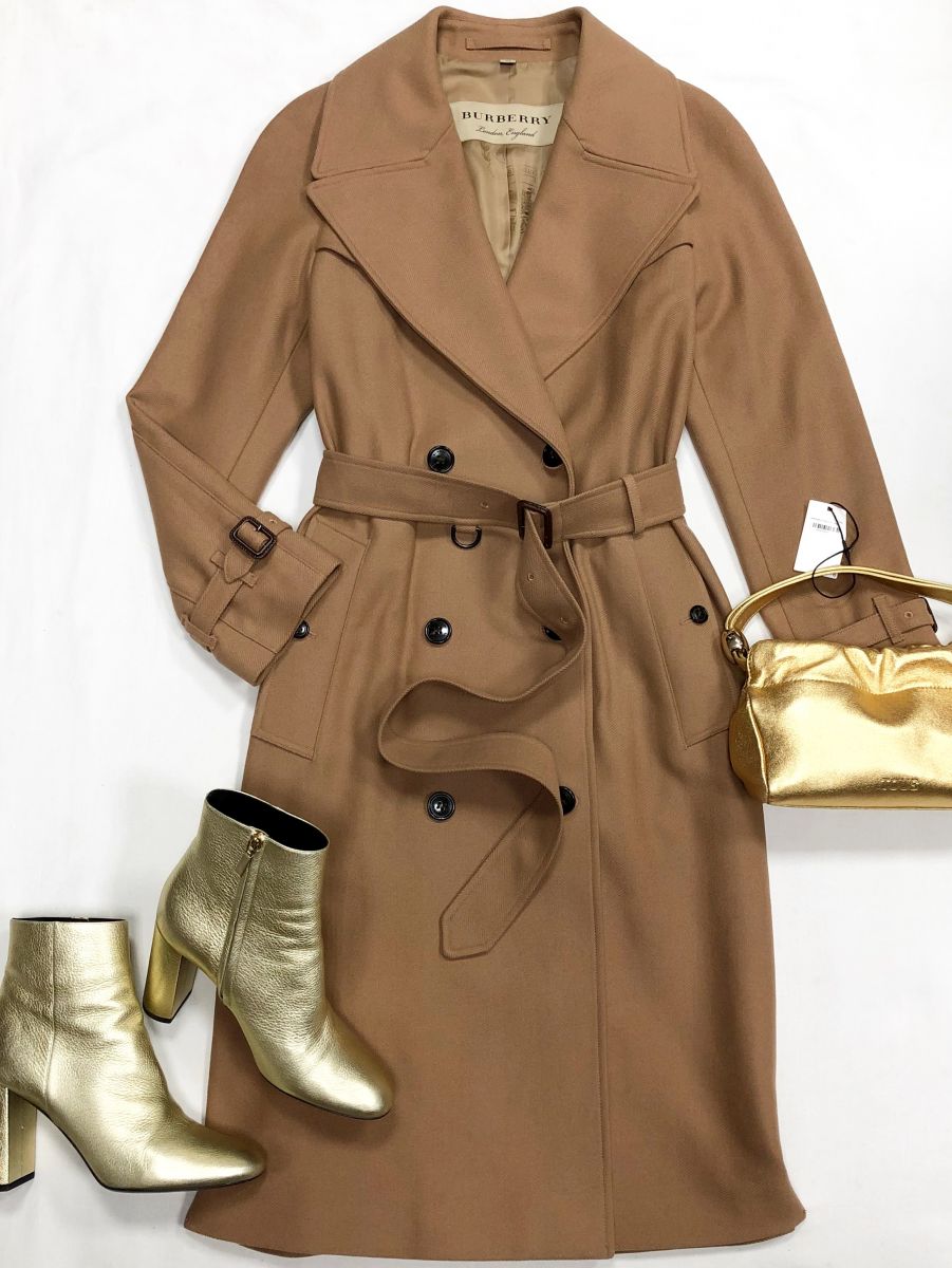 Пальто Burberry размер 38 цена 46 965 руб
Ботильоны Saint Laurent размер 39 цена 15 655 руб
Сумка Tous