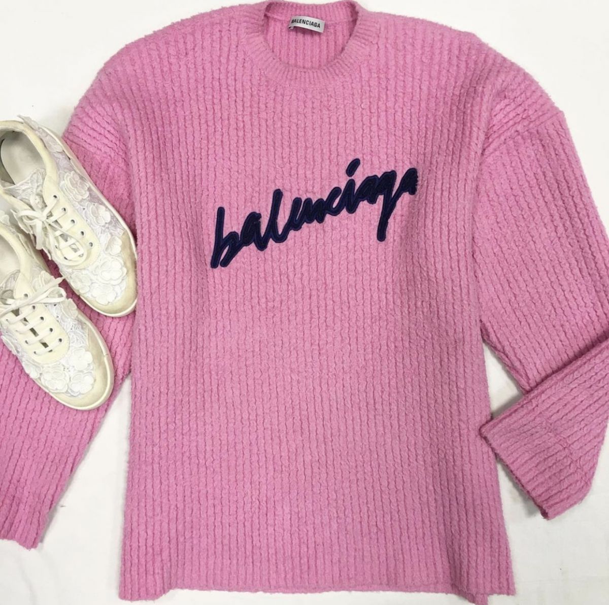 Свитер Balenciaga размер 42 цена 15 385 руб Кеды Chanel  размер 39 цена 24 616 руб