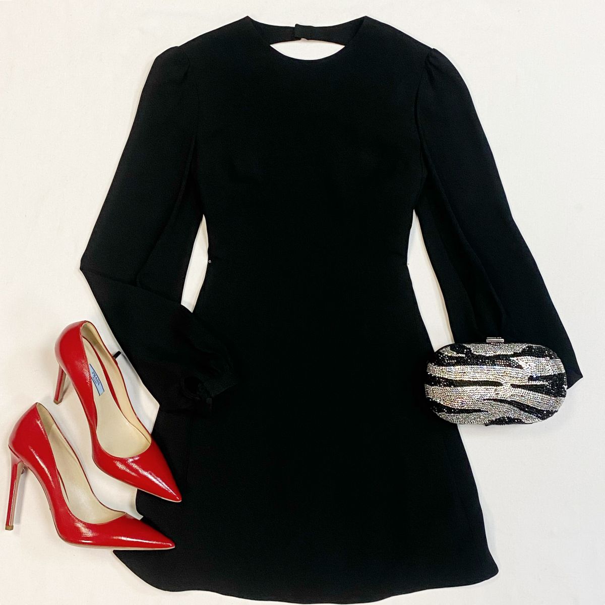 Платье Saint Laurent размер 36 цена 20 001 рубТуфли Prada размер 39 цена 30 770 рубКлатч Lesilla