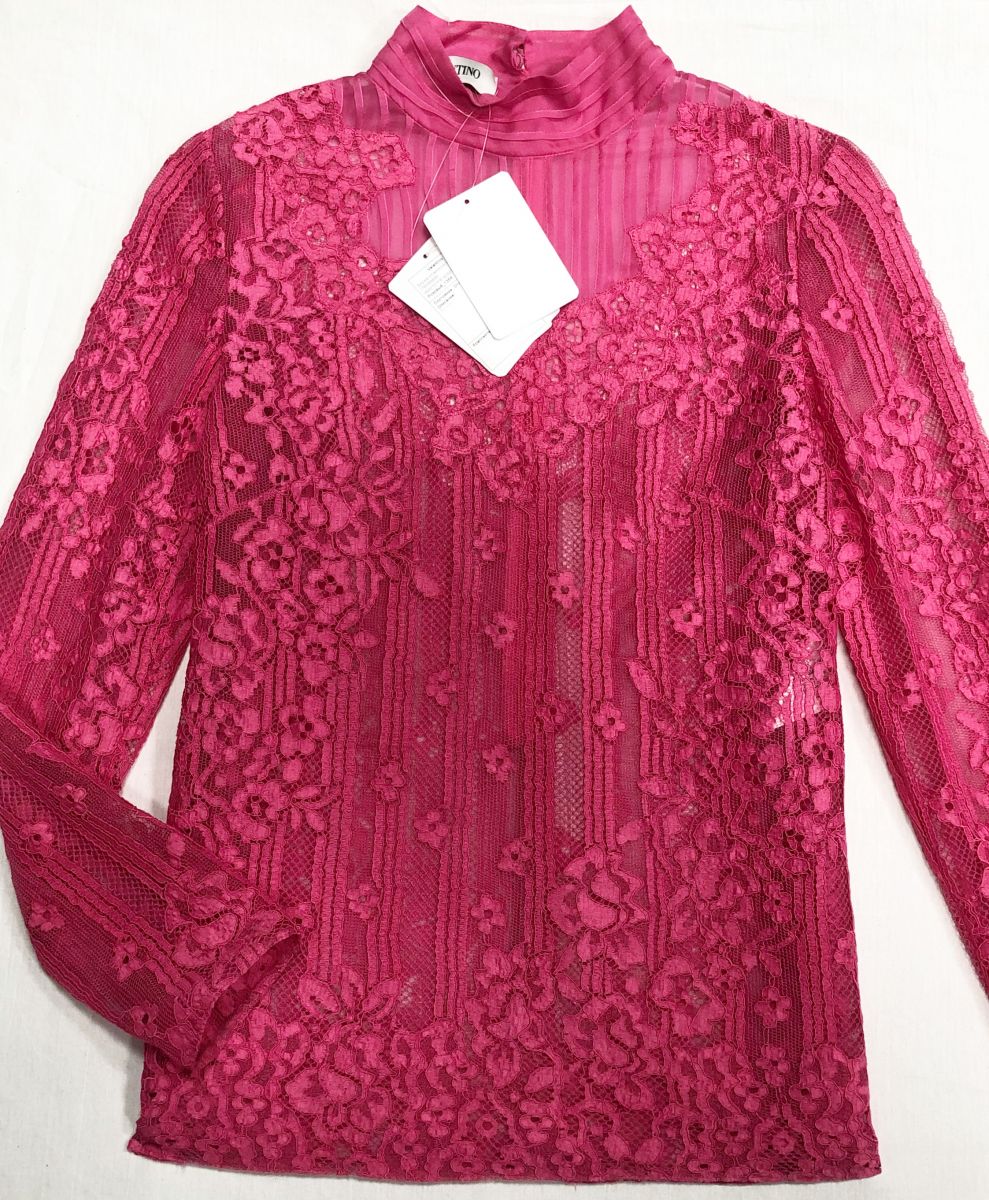 Блузка/ ажур/ Valentino размер 42 цена 23 483 руб/ с биркой/ 
Туфли Chanel размер 39.5 цена 93 930 руб