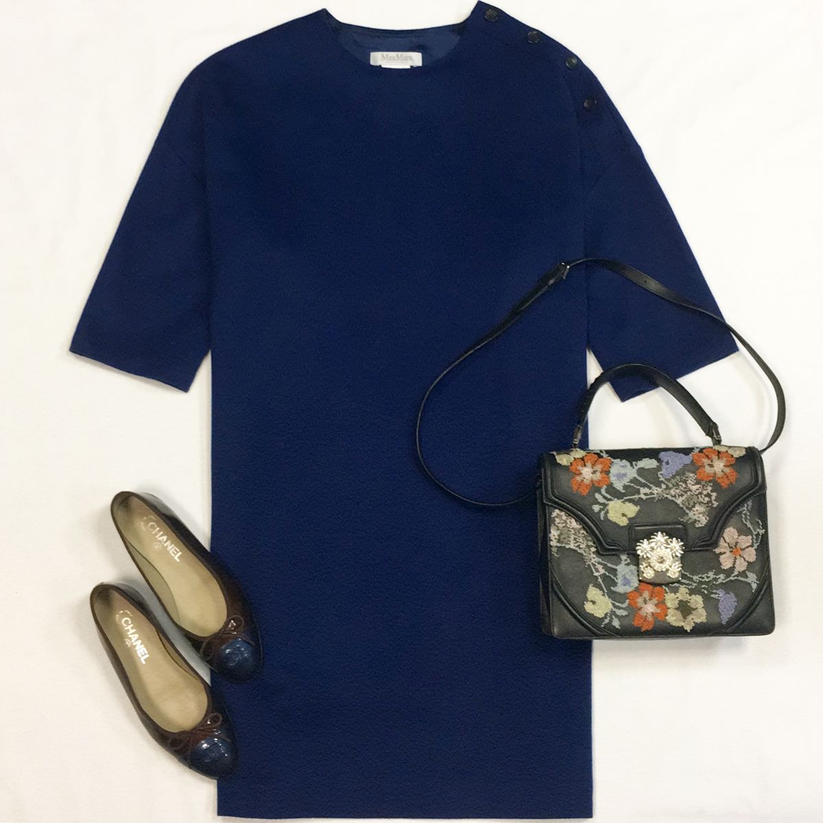 Платье MAXMARA  размер 46 цена 15 385 рубБалетки CHANEL  размер 38.5 цена 23 078 рубСумка ALEXANDER MCQUEEN 