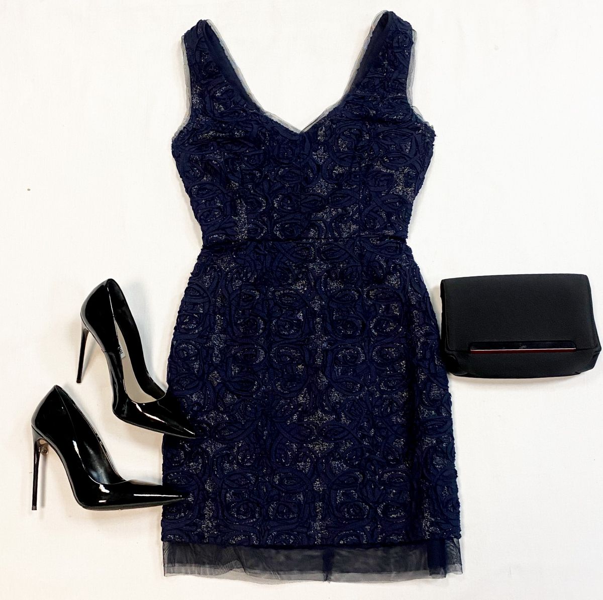 Платье Bcbgmaxazria размер 4 цена 3 077 руб
Туфли Miu Miu размер 36 цена 15 385 руб
Клатч Louboutin 