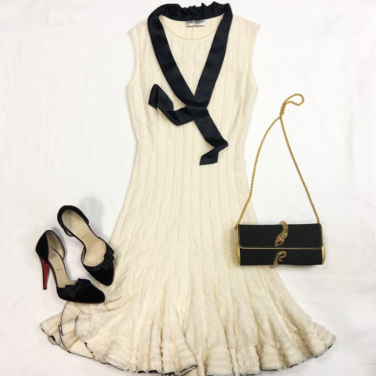 Платье Valentino размер 38 цена 23 078 руб Босоножки Louboutin  размер 40 цена 18 463 руб Сумка Roberto Cavalli 