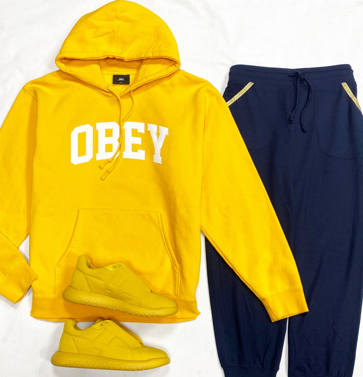 Толстовка Obey Clothing размер L цена 7 828 руб
Брюки Escales размер L цена 4 697 руб
Кроссовки Hermes размер 40 цена 46 965 руб