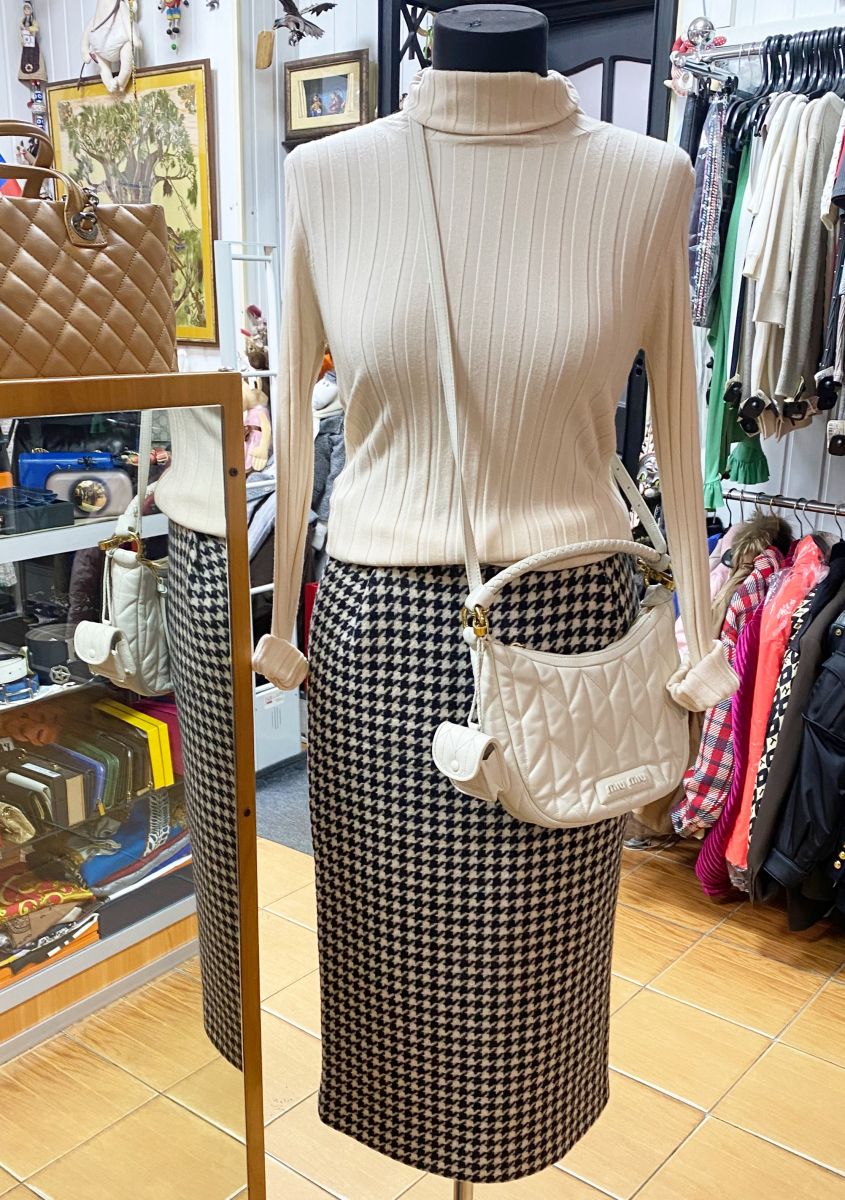 Юбка Max Mara размер 42 цена 9 393 рубВодолазка Aspesi размер XS цена 4 697 руб