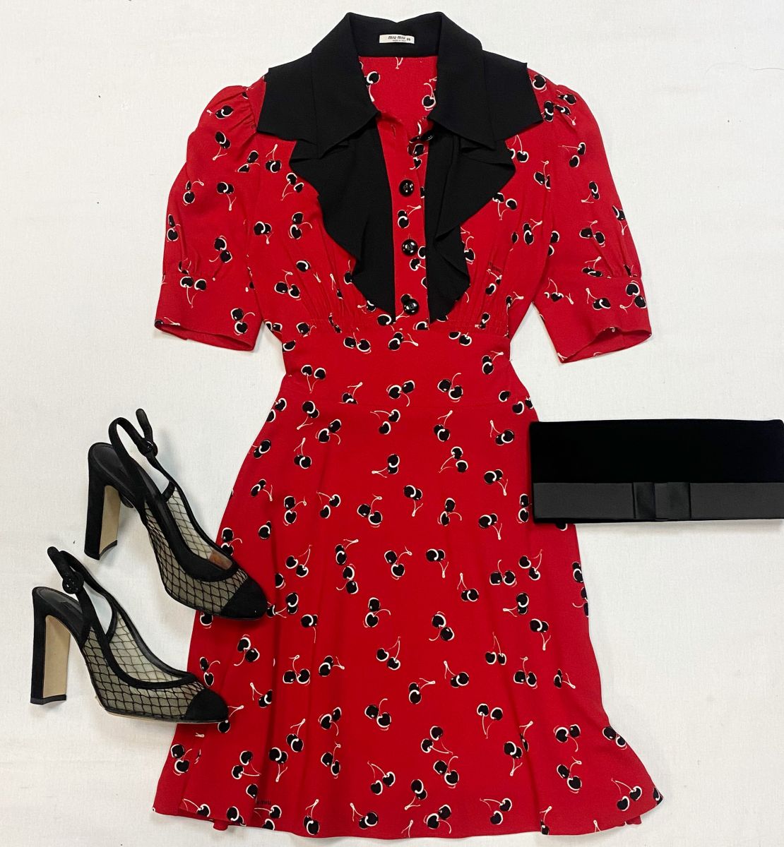 Платье Miu Miu размер 36 цена 15 385 руб
Босоножки Dolce Gabbana размер 39 цена 18 462 руб 
Клатч Armani 