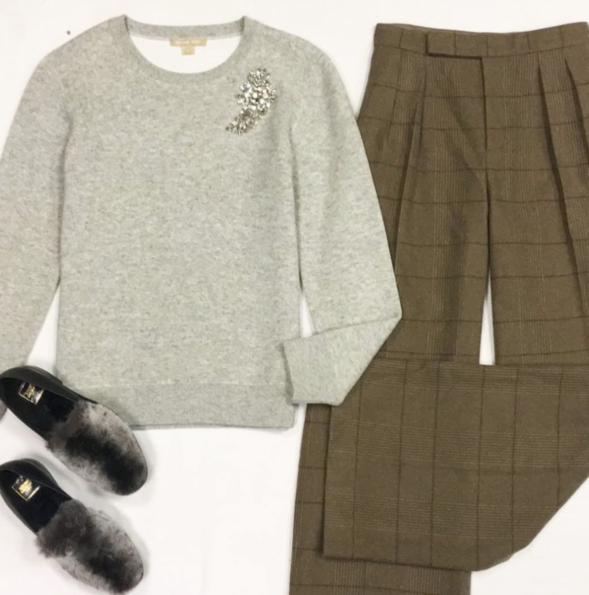 Кофта/стразы/ MICHAEL KORS размер M цена 9 231 рубБрюки RALPH LAUREN размер 12 цена 7 693 рубЛоферы LOUISE MICHAIL размер 38 цена 9 231 руб