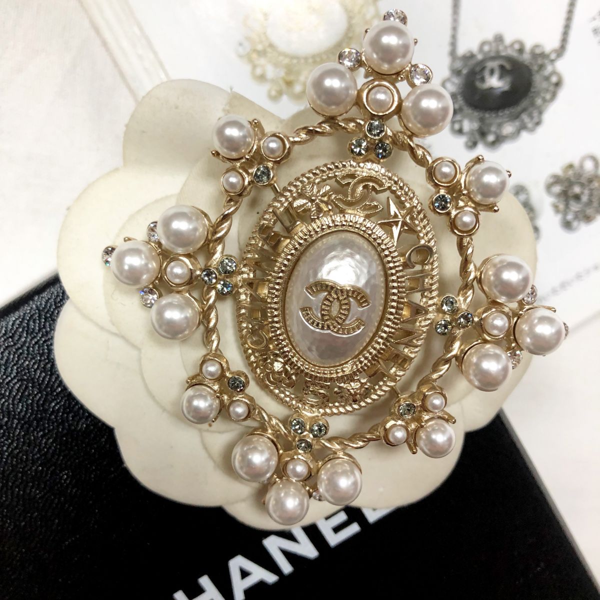 Брошка Chanel цена 78 275 руб