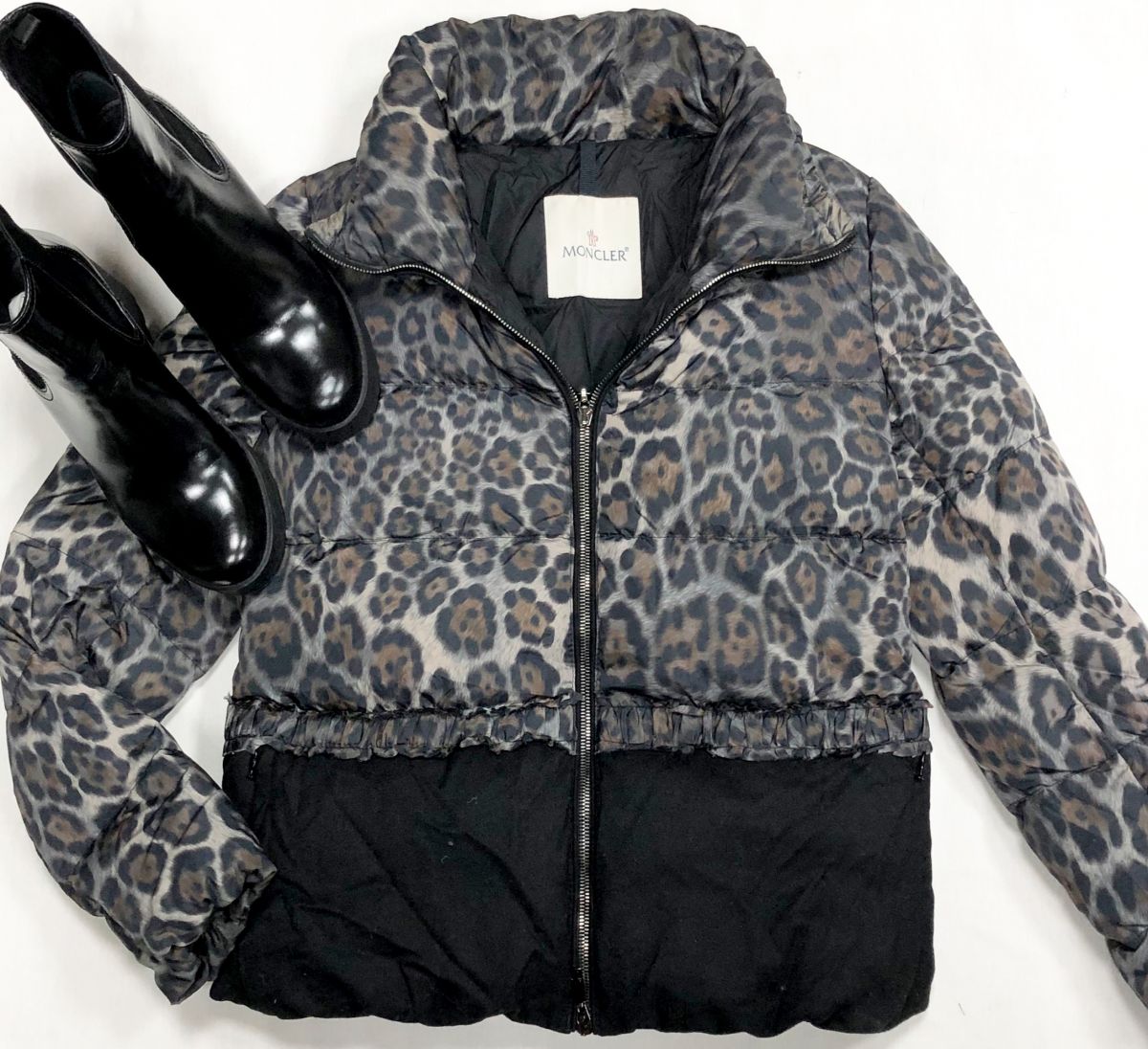 Куртка MONCLER размер 0 цена 15 385 рубБотинки Prada размер 38 цена 38 463 руб
