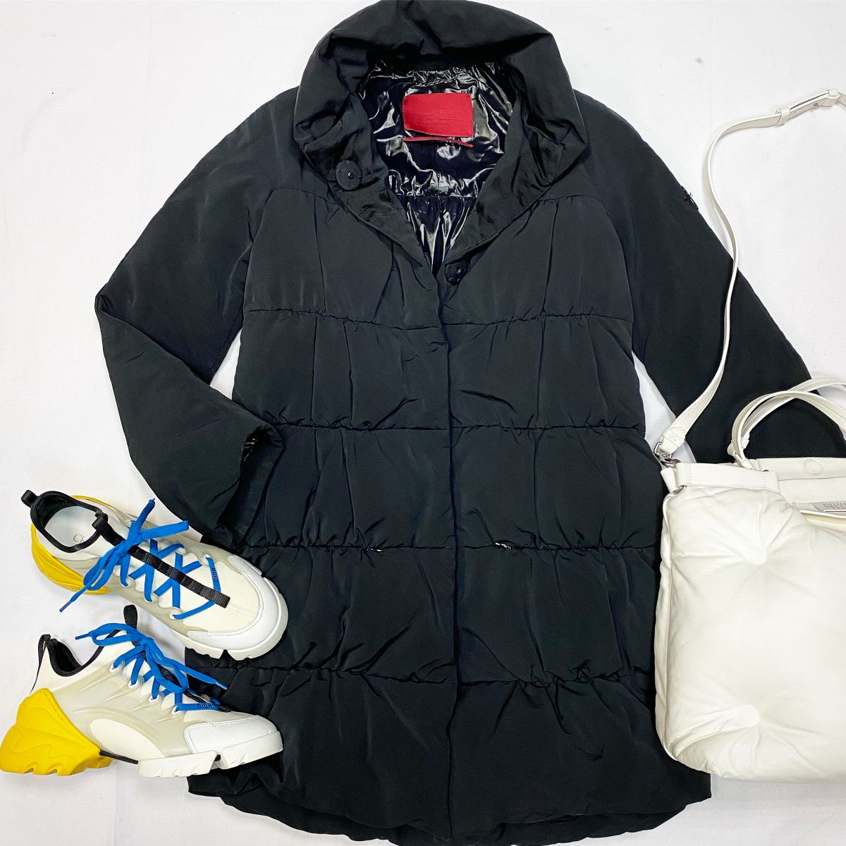 Пуховик Moncler размер 0 цена 10 770 руб Кроссовки Christian Dior размер 39.5 цена 23 078 руб Сумка Maison Martin Margiela