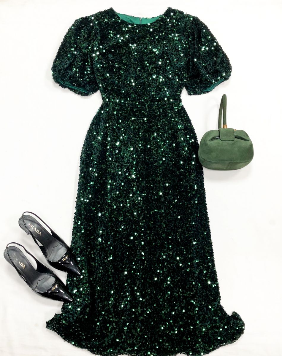 Платье/ пайетки/ размер XL цена 15 655 руб
Туфли Prada размер 39.5 цена 62 620 руб
Сумочка Gabriela Hearst 
