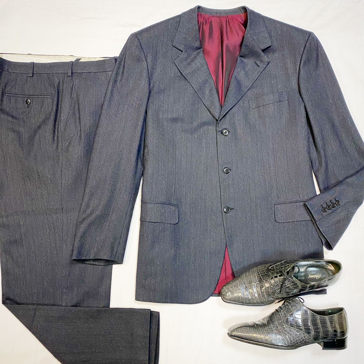 Костюм Brioni размер 56 цена 15 385 руб Туфли / крокодил / Brioni  размер 44 цена 38 463 руб