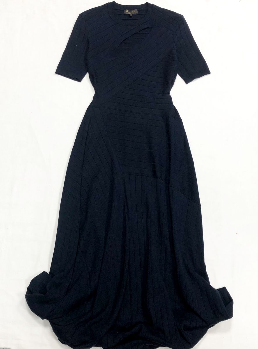 Платье размер M цена 78 275 руб
Балетки Chanel размер 38 цена 21 917 руб
Сумка Dolce Gabbana