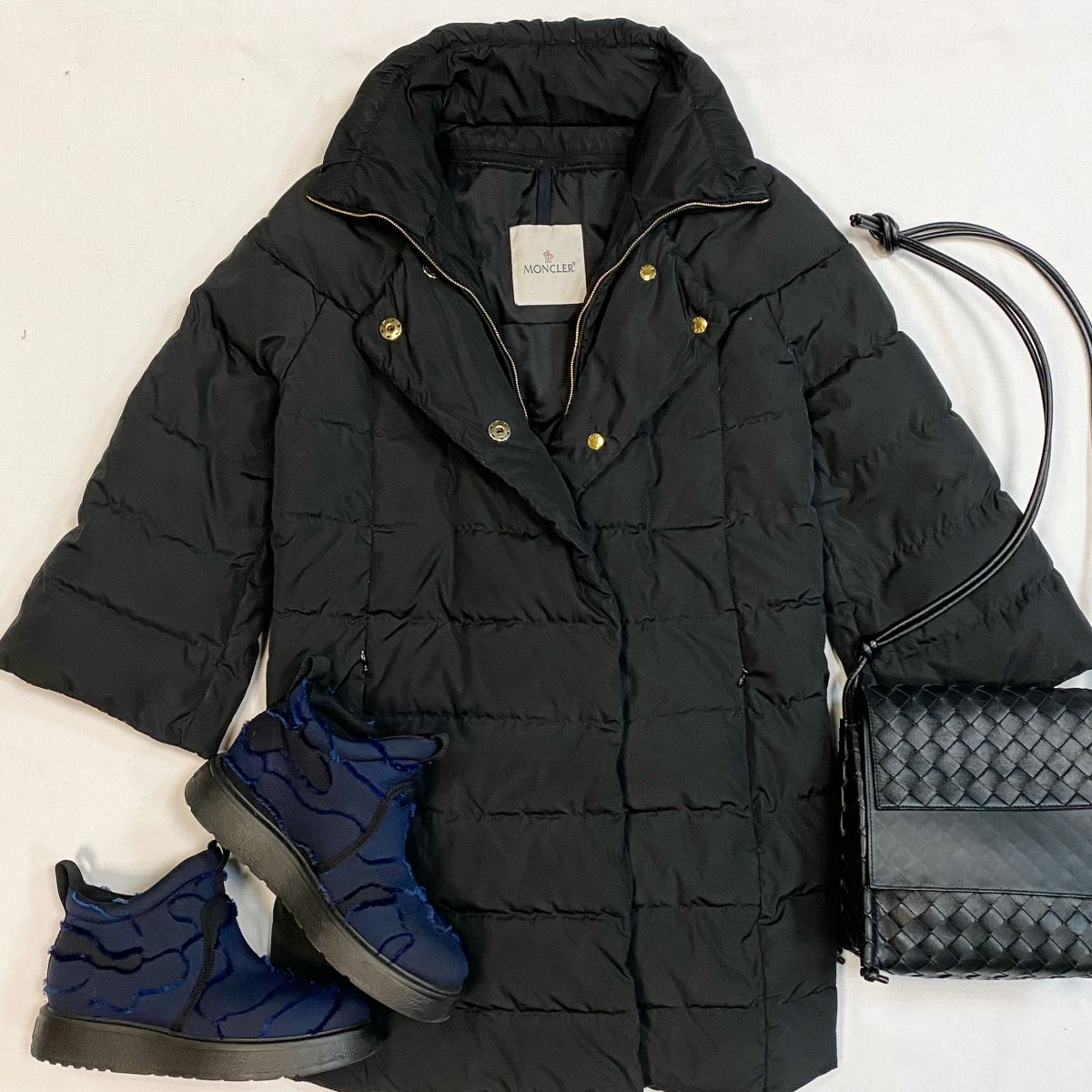 Пуховик Moncler размер 1 цена 10 770 рубБотинки Dior размера 39 цена 46 155 рубСумка Bottega Veneta