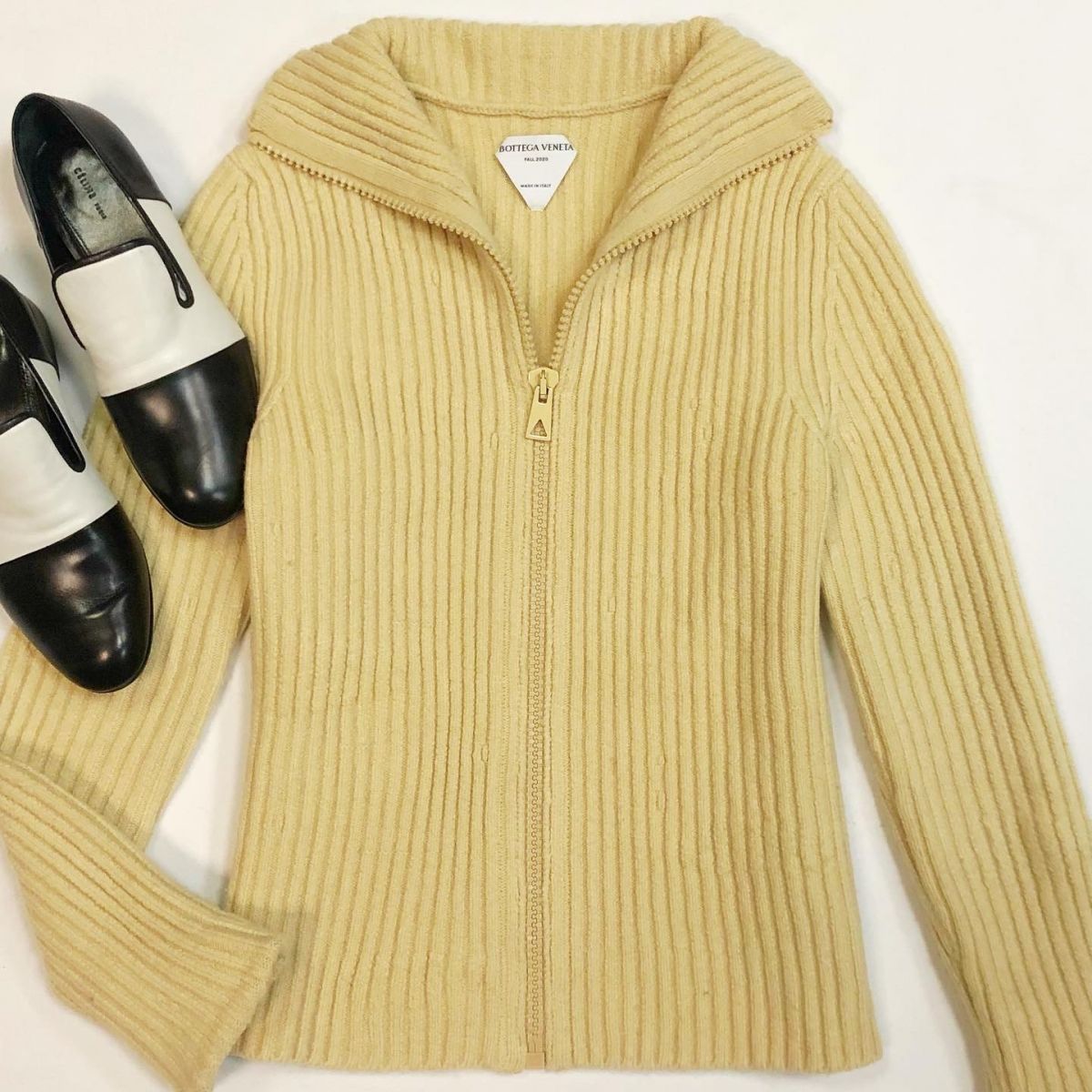 Кофта Bottega Veneta размер M цена 30 770 рубЛоферы Celine размер 37.5 цена 13 847 руб