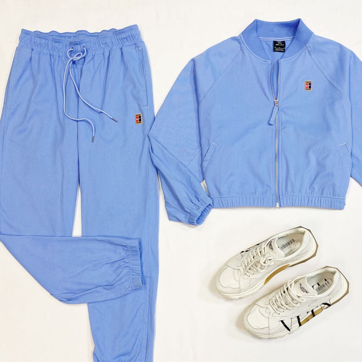 Костюм Nike размер M цена 4 616 рубКроссовки Valentino размер 39 цена 46 155 руб
