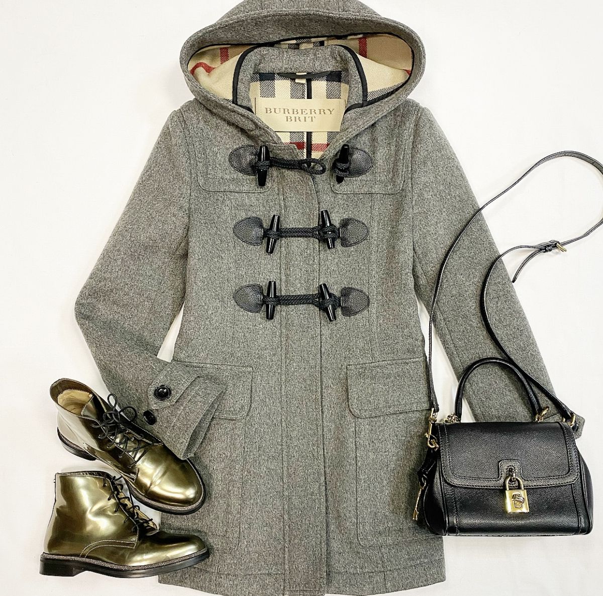 Пальто Burberry размер 40 цена 15 385 рубБотинки Jimmy Choo размер 36.5 цена 23 078 руб Сумка Dolce Gabbana