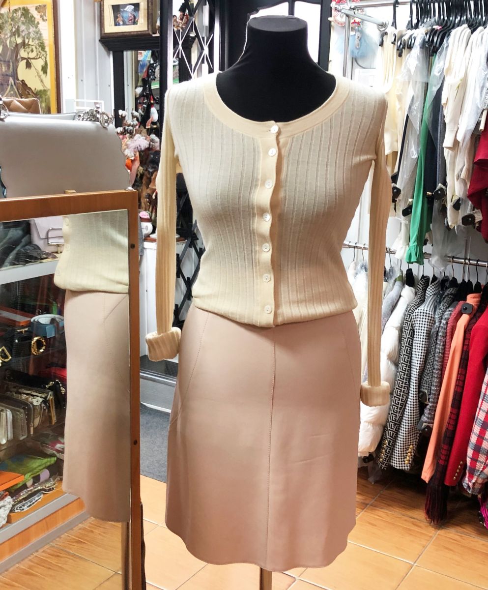 Кофта Dolce Gabbana размер 38 цена 4 697 руб
Юбка Blumarine размер 40 цена 3 131 руб