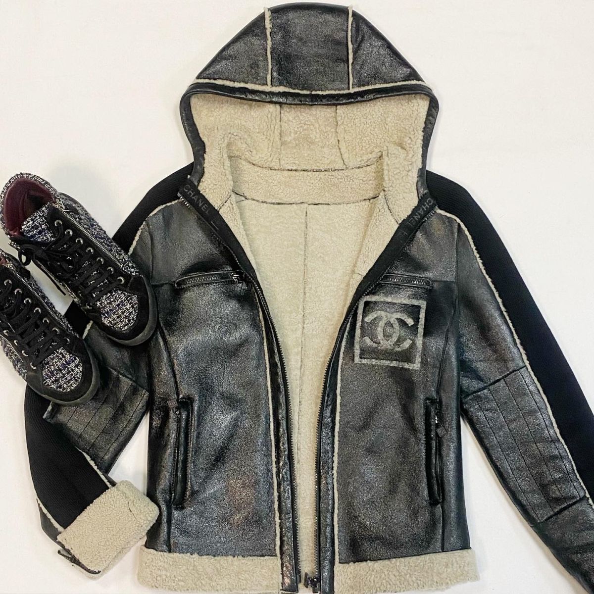 Дублёнка Chanel размер 40 цена 61 540 рубКеды Chanel размер 37.5 цена 15 385 руб