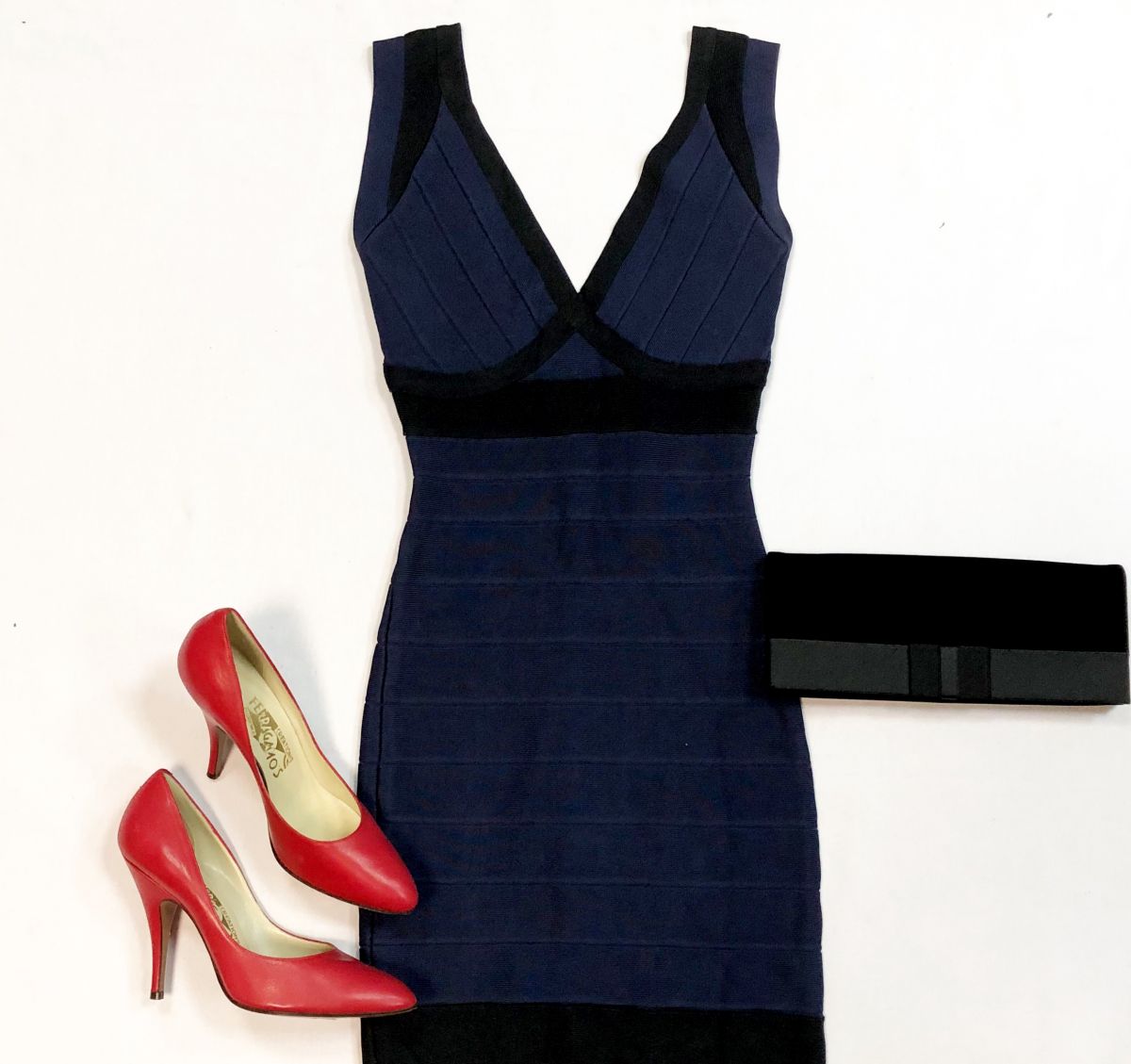 Платье Herve Leger размер XS цена 2 308 рубТуфли Salvatore Ferragamo размер 37 цена 2 308 рубКлатч Armani