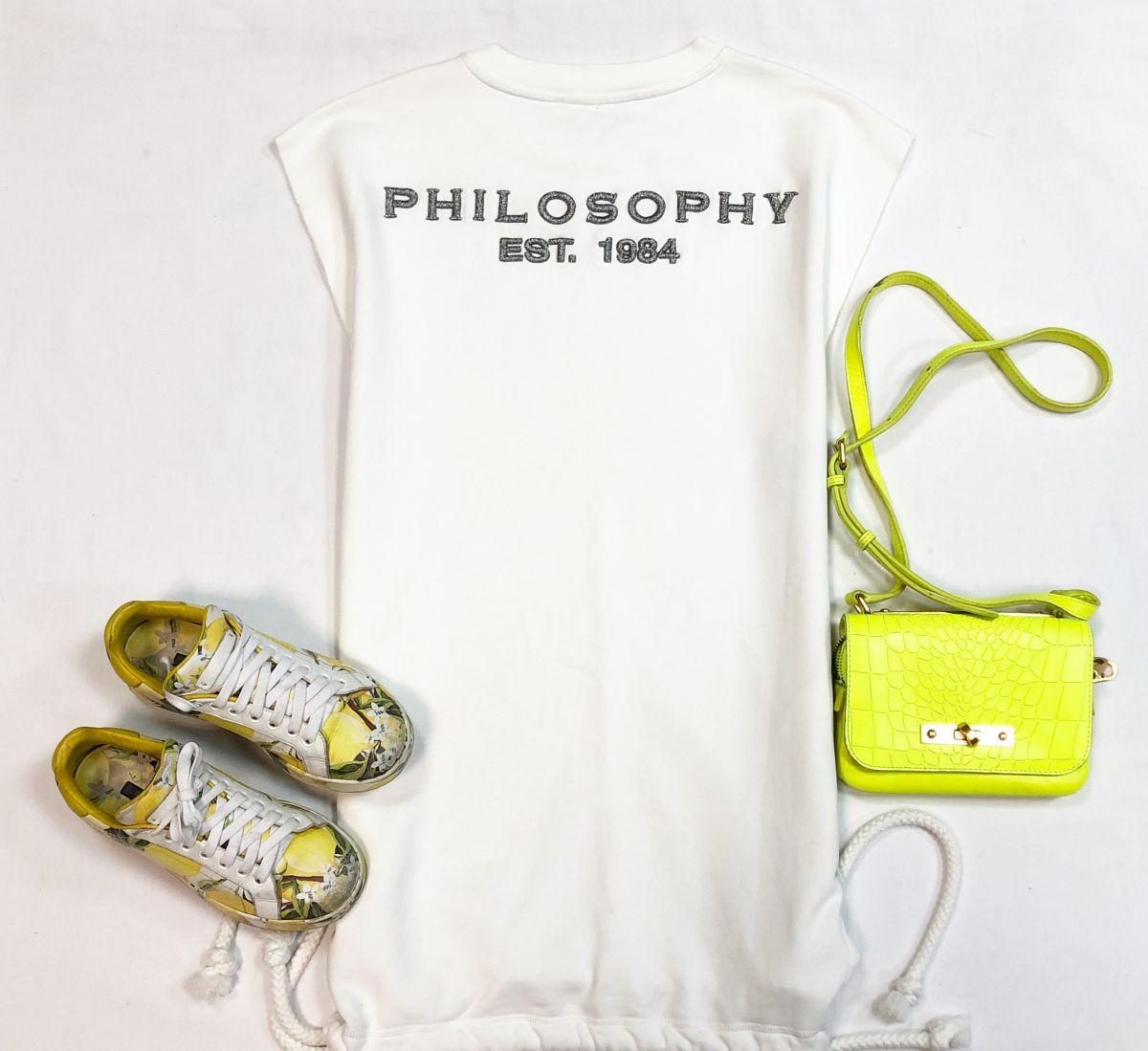 Толстовка Philosophy размер XS цена 7 693 рубКеды Dolce Gabbana размер 35 цена 3 077 рубСумка Marc Jacobs