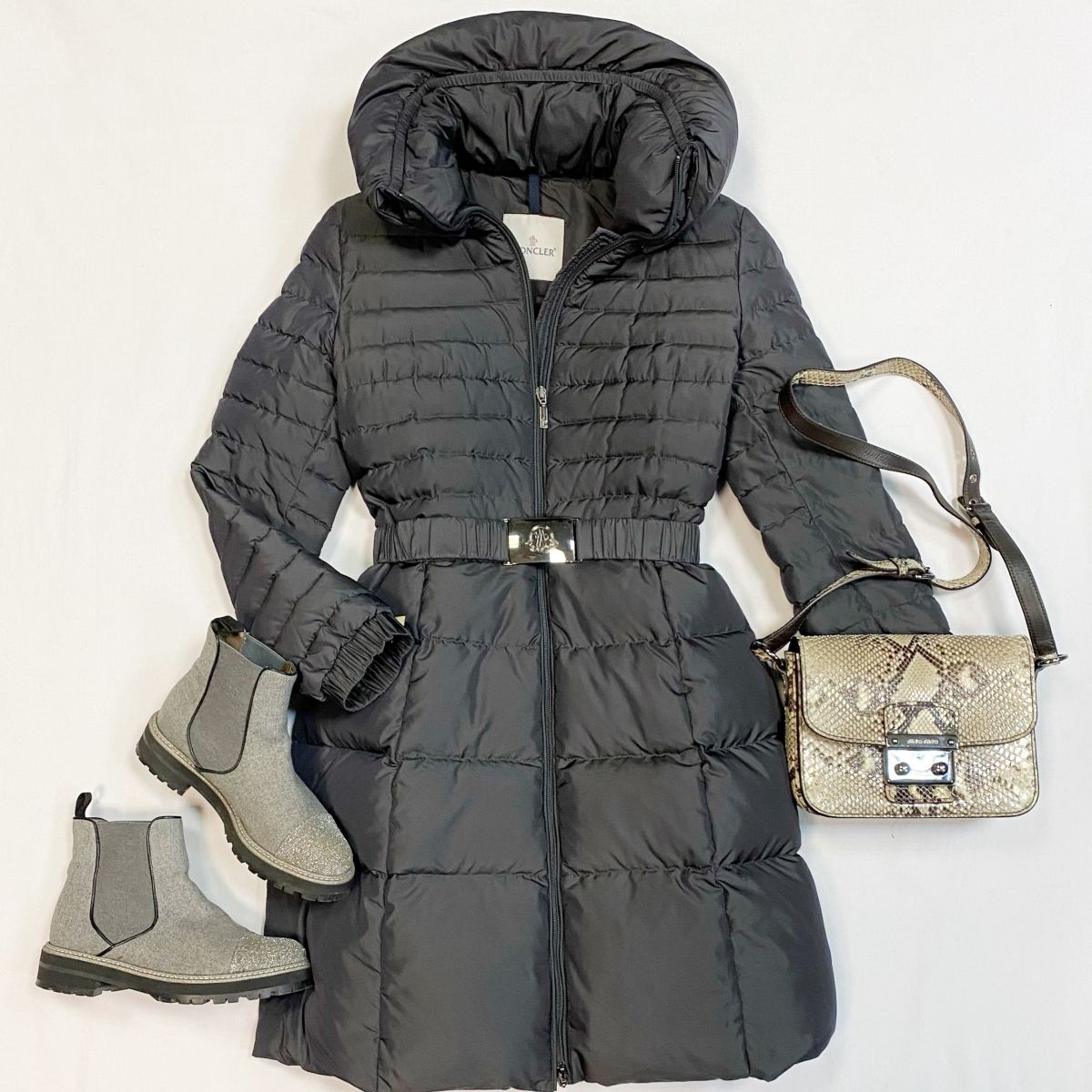 Пуховик Moncler размер 2 цена 15 385 рубБотинки Pertinis размер 36.5 цена 15 385 рубСумка Miu Miu