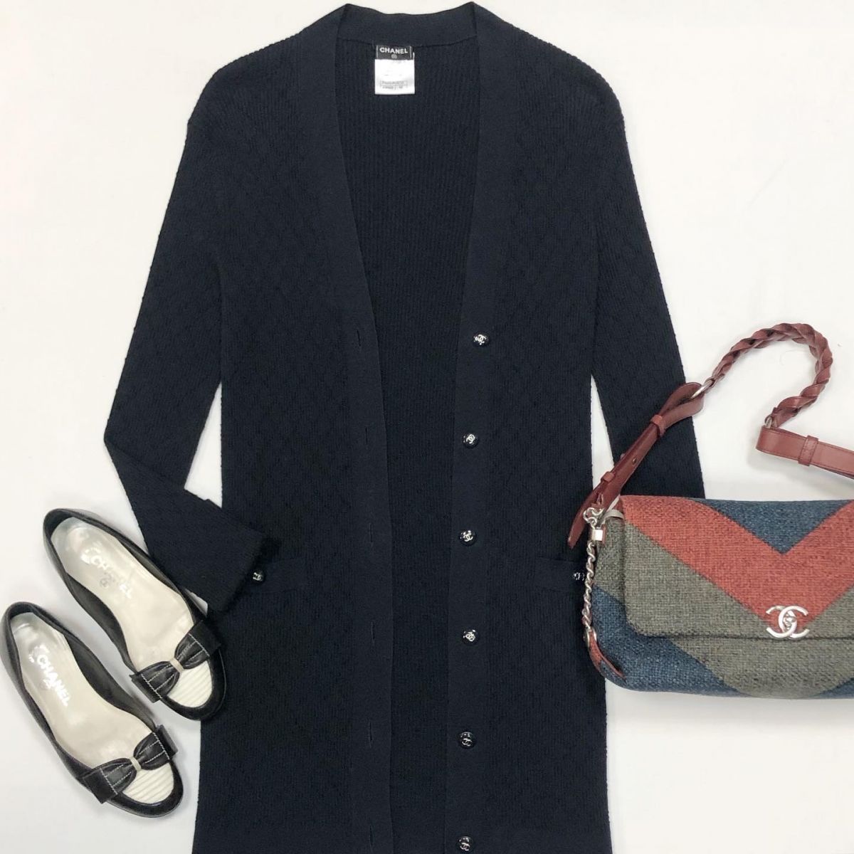 Кардиган Chanel размер 42 цена 23 078 рубБалетки Chanel размер 36.5 цена 10 770 рубСумка Chanel