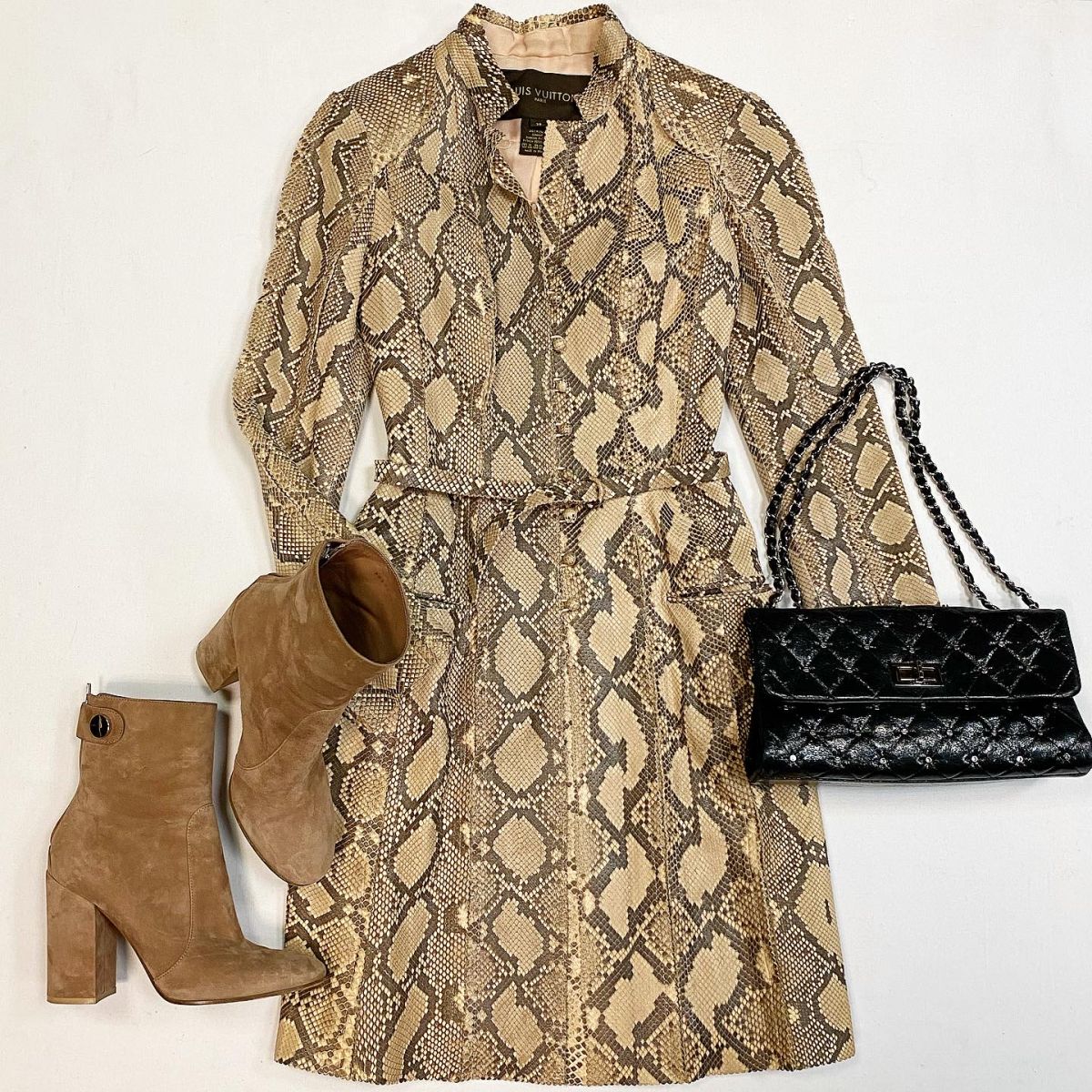 Пальто / питон / Louis Vuitton размер 38 цена 95 387 руб Ботильоны Gianvito Rossi размер 40 цена 10 770 руб Сумка Chanel
