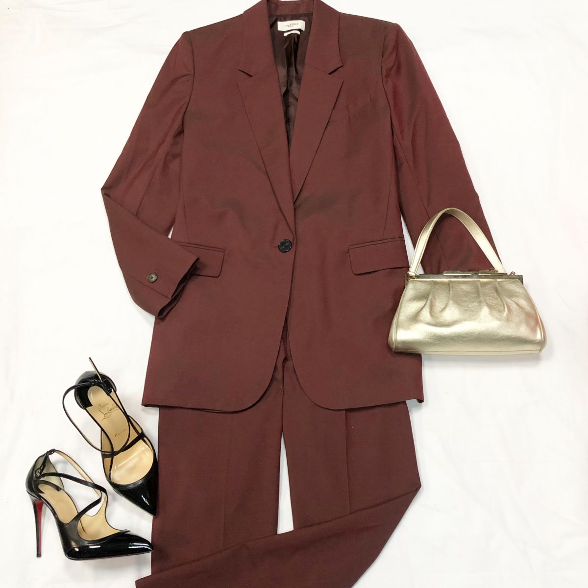 Костюм ISABEL размер 38 цена 15 385 руб Туфли LOUBOUTIN размер 39 цена 23 078 руб Клатч CARTIER
