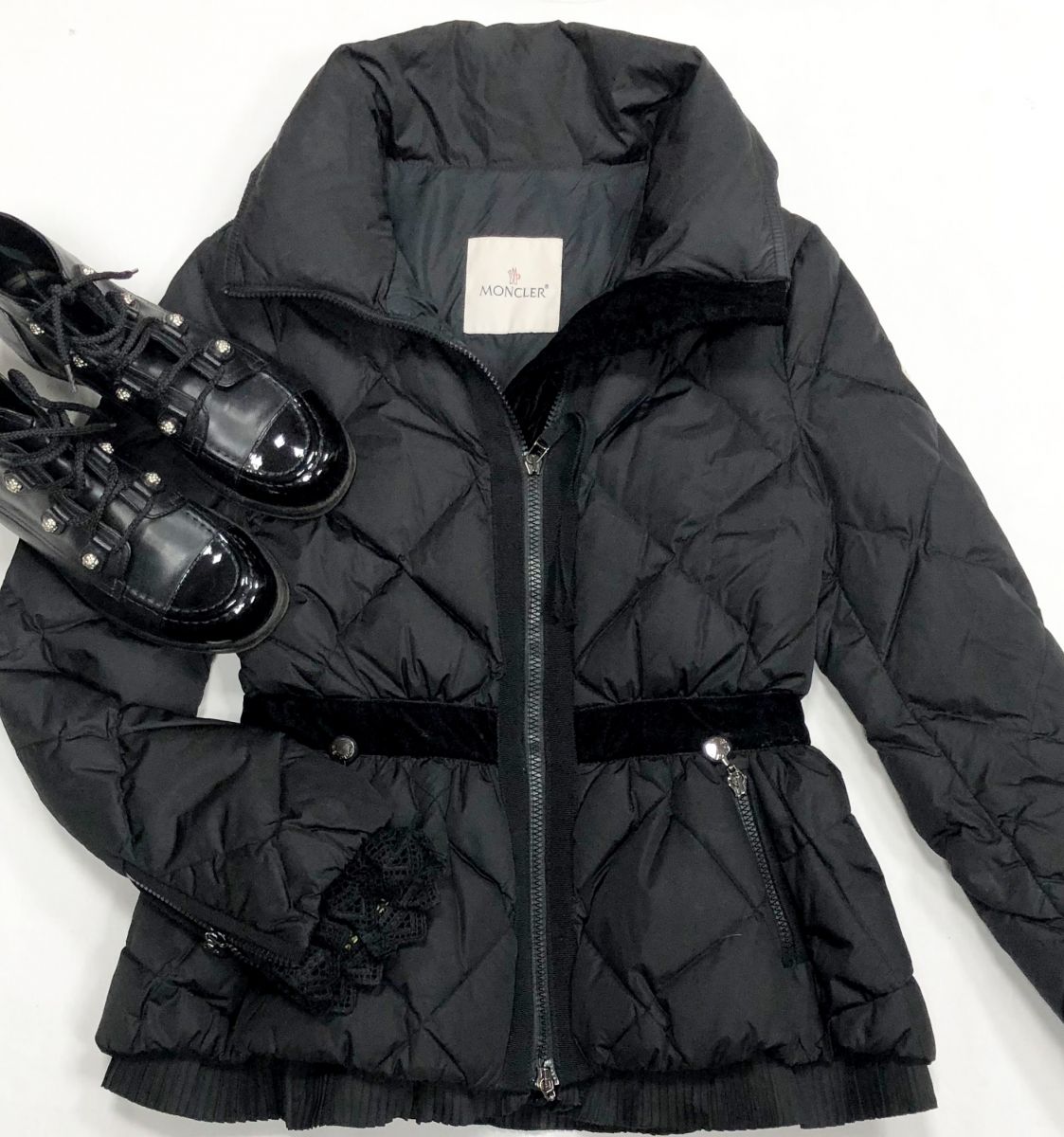 Пуховик Moncler размер 0 цена 23 078 рубБотинки Chanel размер 39 цена 76 925 руб