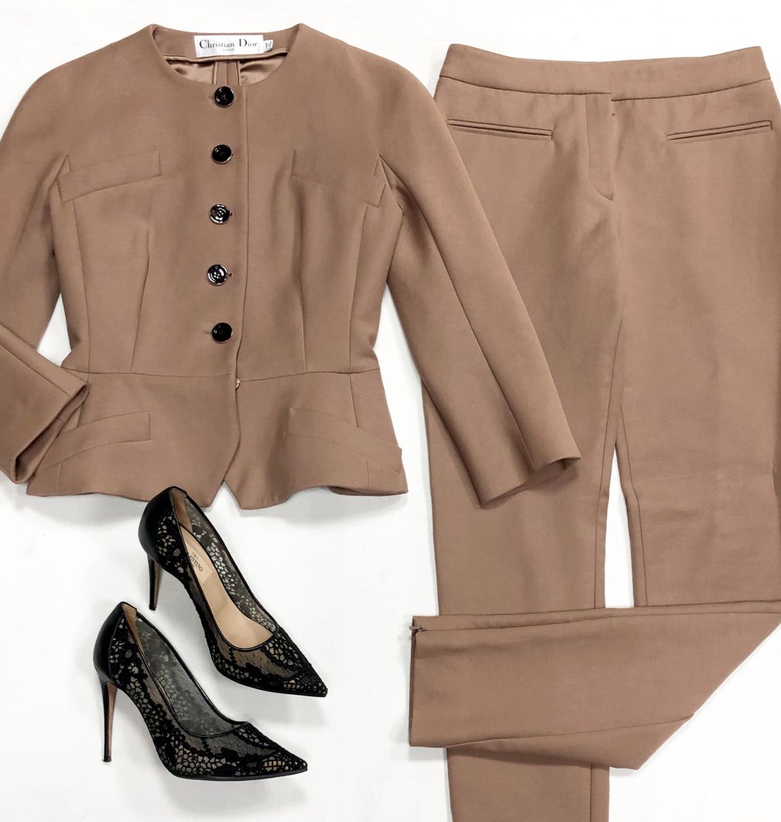 Костюм Christian Dior размер 38 цена 28 179 руб
Туфли Valentino размер 37 цена 15 655 руб