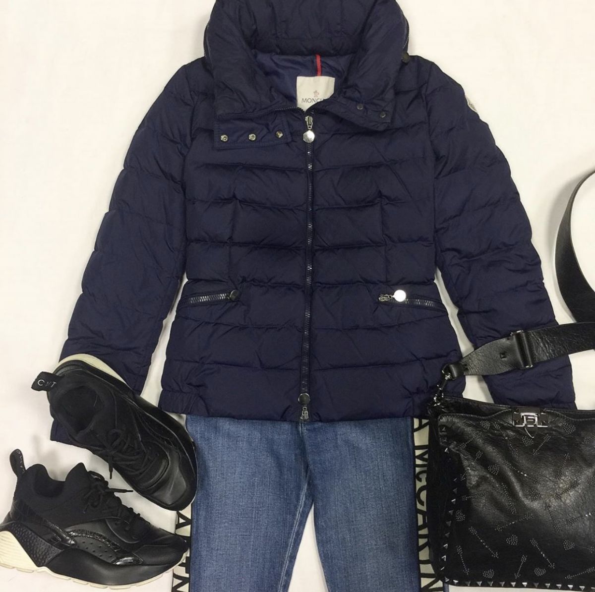 Пуховик Moncler размер 2 цена 23 077 руб Джинсы Stella Maccrtney размер 24 цена 6 154 руб Кроссовки  Stella Maccrtney  размер 39 цена 15 385 руб Сумка Valentino 