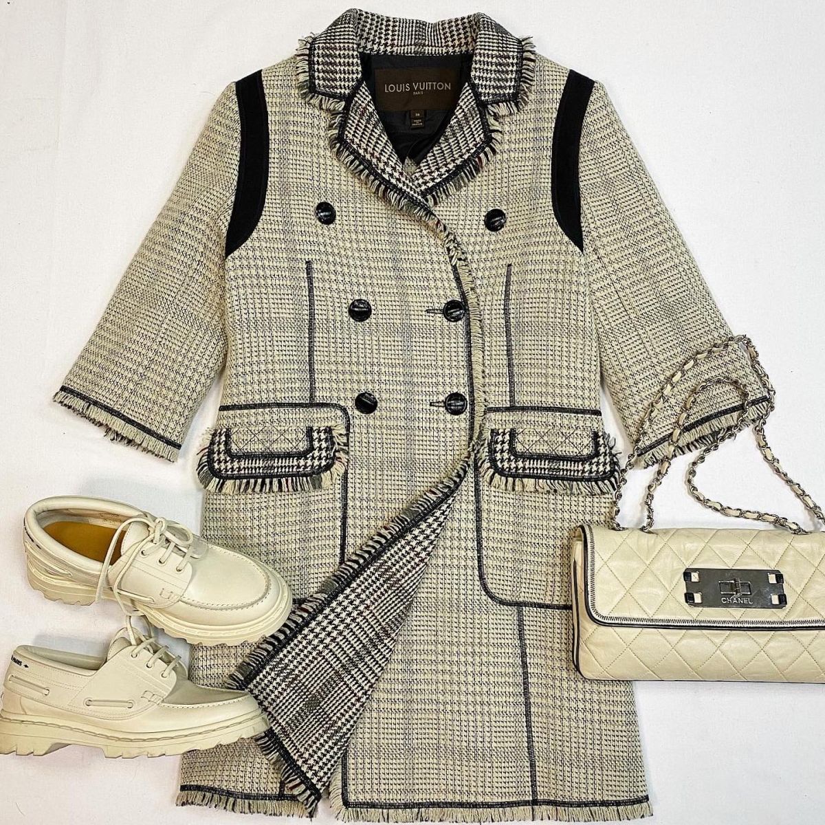 Пальто Louis Vuitton размер 36 цена 38 463 рубБотинки Christian Dior размер 39 цена 30 770 руб Сумка Chanel