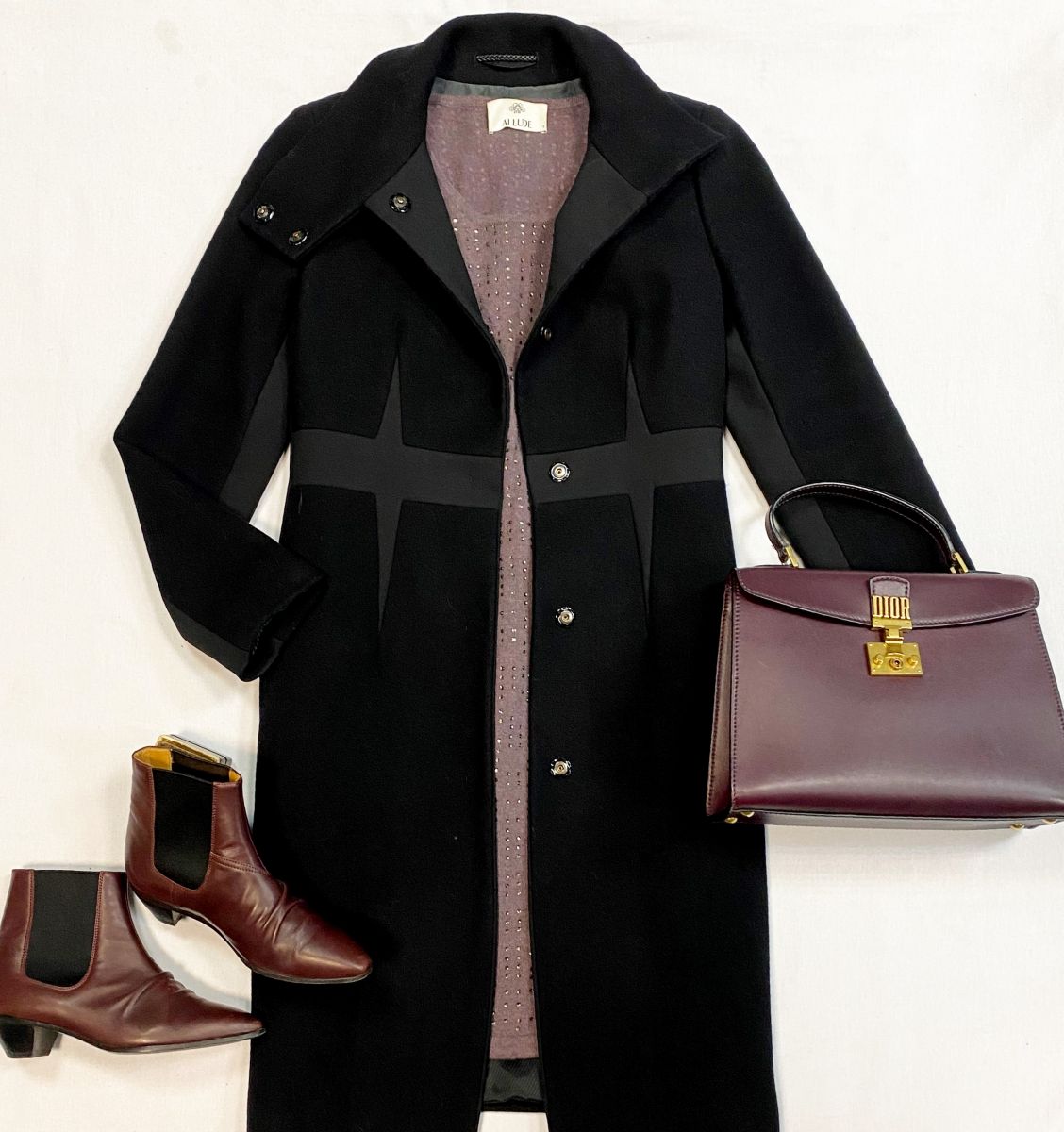 Пальто Sportmax размер 42 цена 18 462 руб
Платье Allude размер S цена 7 693 руб
Ботинки Celine размер 36 цена 15 385 руб
Сумка Dior 