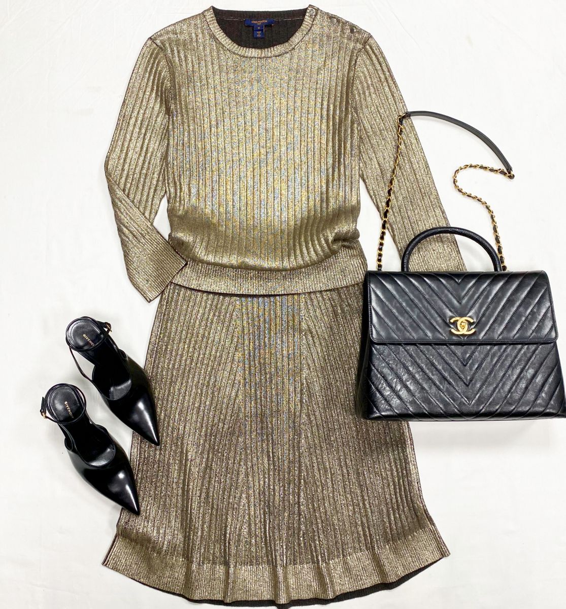 Костюм Louis Vuitton размер M цена 46 965 руб Туфли Givenchy размер 36 цена 31 310 руб Сумка Chanel