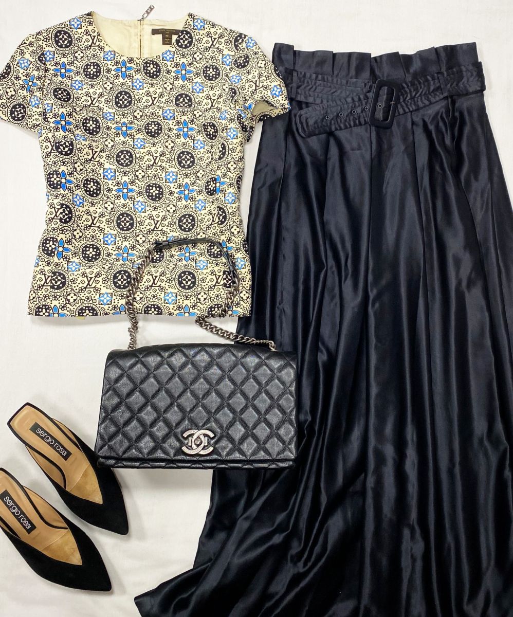 Топ Louis Vuitton размер 40 цена 15 655 руб 
Юбка Matthew Williamson размер 10 цена 15 655 руб 
Мюли Sergio Rossi размер 40 цена 31 310 руб 
Сумка Chanel