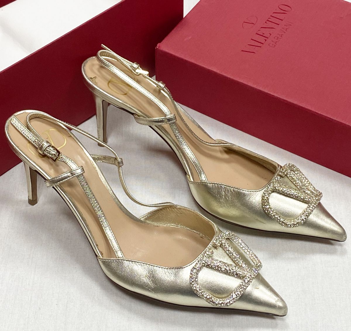Босоножки Valentino размер 37.5 цена 15 655 руб
Босоножки Valentino размер 38 цена 23 483 руб